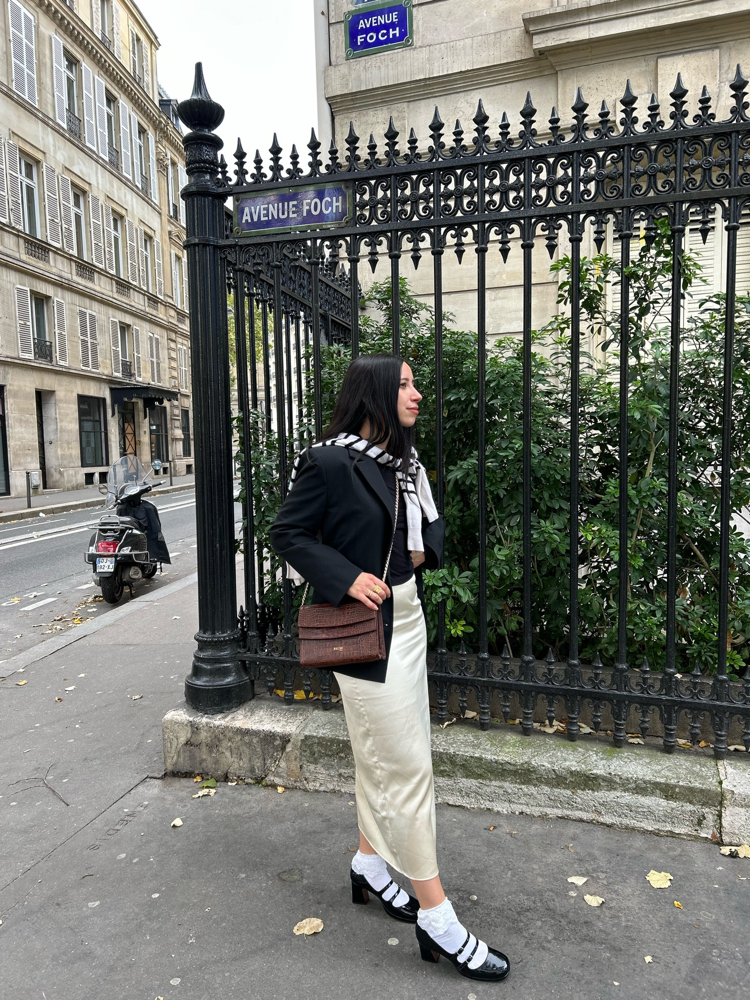 Comment reproduire mon look à la française ? Avec un pull rayé marinière noué sur les épaules (mieux vaut le préférer léger et fin dans ce cas), un blazer noir oversized pour structurer la tenue. 

Mon coup de cœur ? La jupe satinée ivoire Mango x Camille Charrière qui se porte aussi bien hiver qu’en été. Pour le sac c’est un Balzac Paris. Quant aux babies dites « Mary Jane » je ne les quitte plus et les mets même avec un jean. 
#falloutfit #tenuedujour #ltkeurope #ltkunder100 #parisienne #parisianstyle #lestylealafrancaise #ltkcyberweek 

#LTKSeasonal #LTKunder50 #LTKstyletip