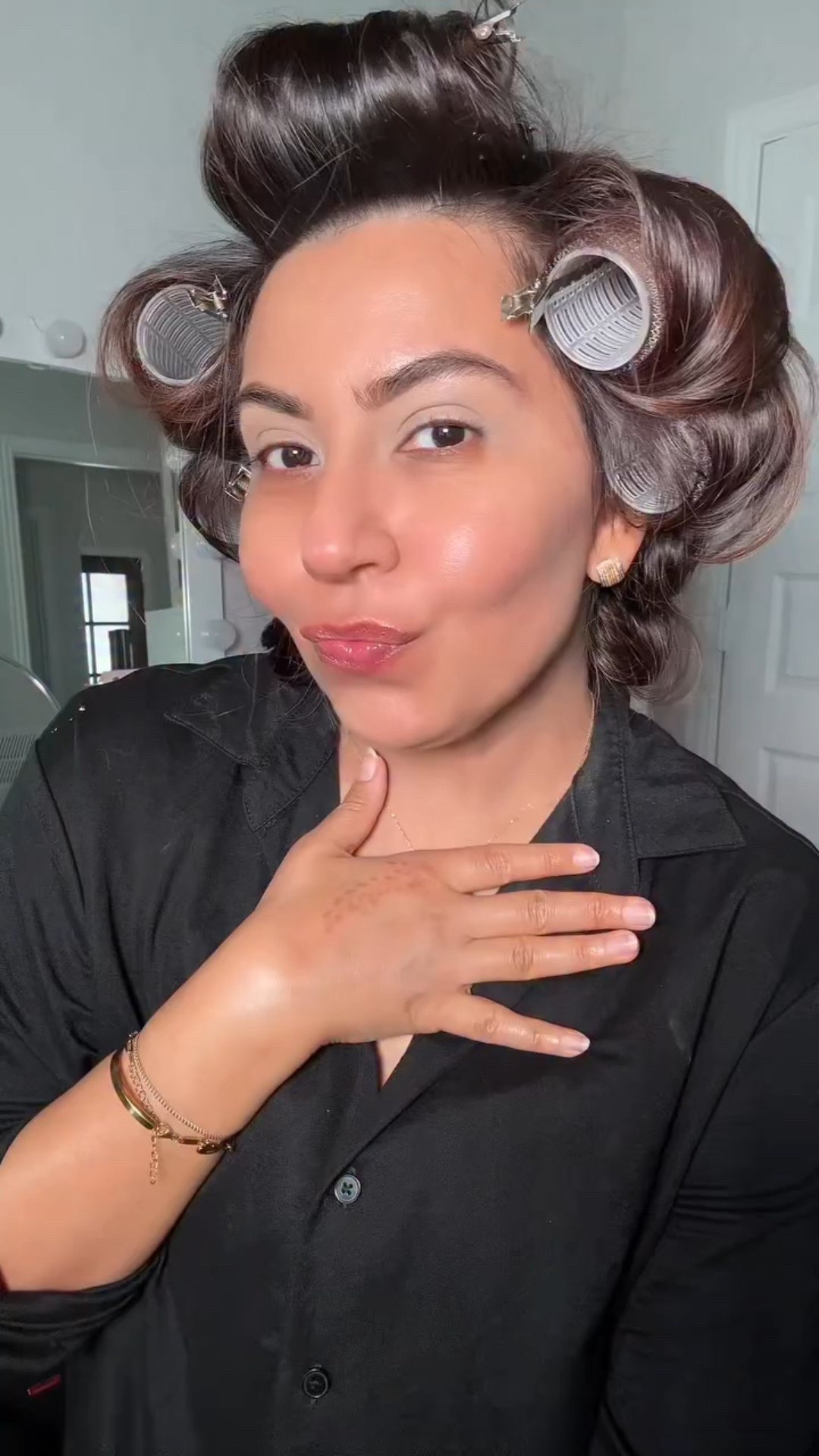 Get Ready with Me ✨ Iftar look 

Used some new and some of holy grail products for this look :) Comment “makeup” and I’ll send you a detailed breakdown of the products used 

@onesize eyeshadow palette 
@nyxcosmetics eyeliner
@lorealparis mascara 
@hudabeauty color corrector 
@mphbeauty foundation 
@morphebrushes contour stick 
@makeupforever lip pencil 
@yslbeauty perfume and blush 
@maybelline gloss 

#reels #iftaargrwm #dallasmakeupartist #grwm 
Desi girl, Ramadan outfit, Ramadan reels, Eid makeup inspo, GRWM makeup