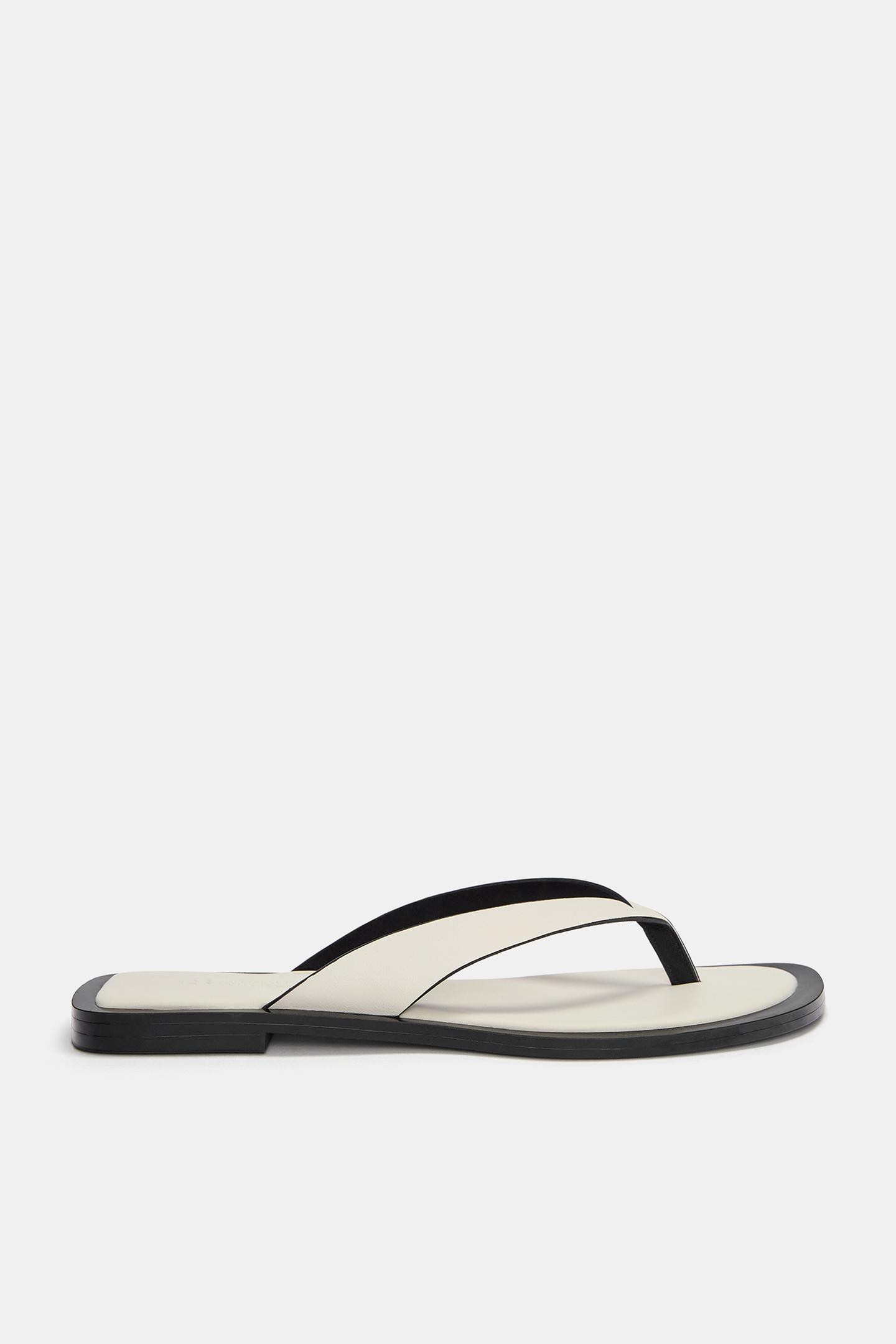 Flache Sandalen aus Leder | PULL and BEAR DE