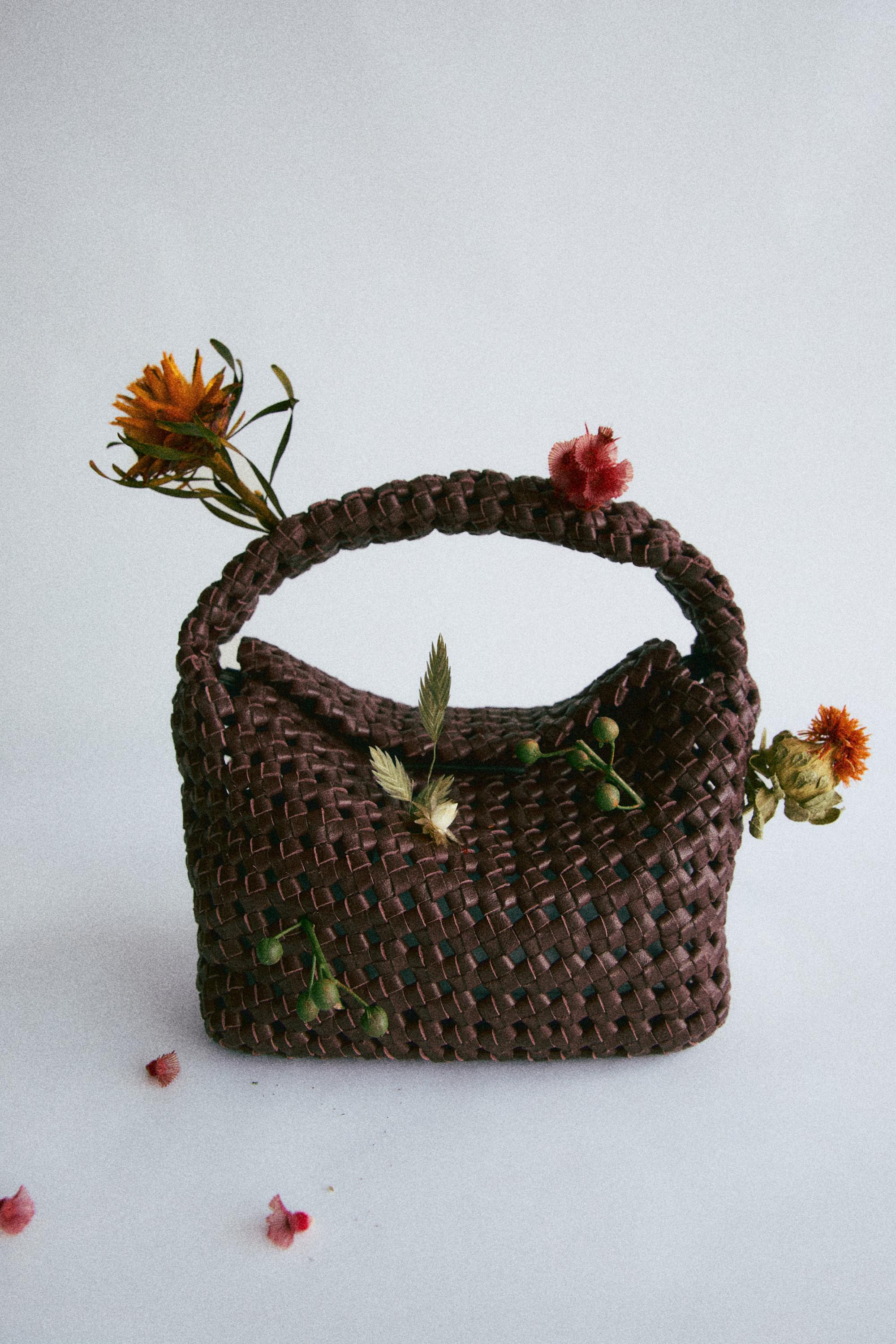 Mini-Tasche aus geflochtenem Leder \u00b7 Bordeaux, Pastellblau, Vanille \u00b7 Oberbekleidung Au... | Massimo Dutti DE