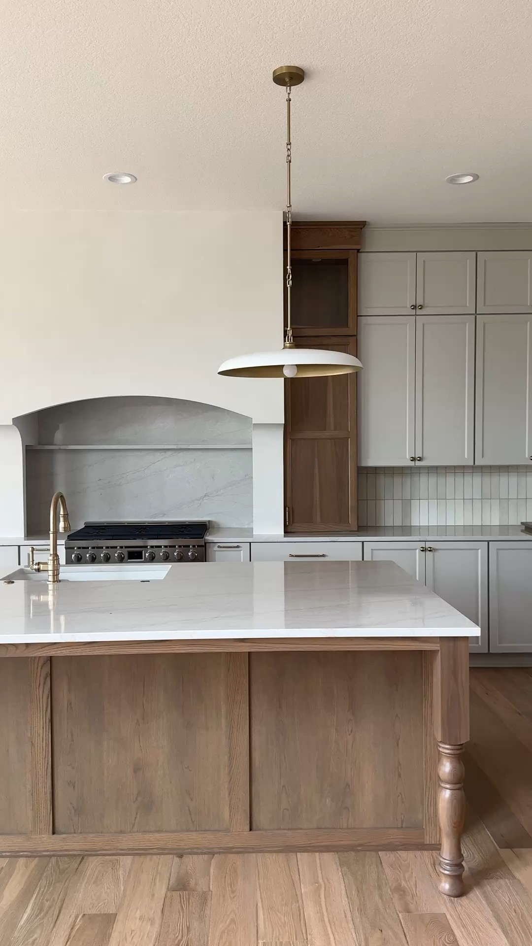 This kitchens design 🤌🏻 Linled the coordinating pendants, dining chandelier and hardware from @wayfair! #ad #wayfair #wayfairpartner