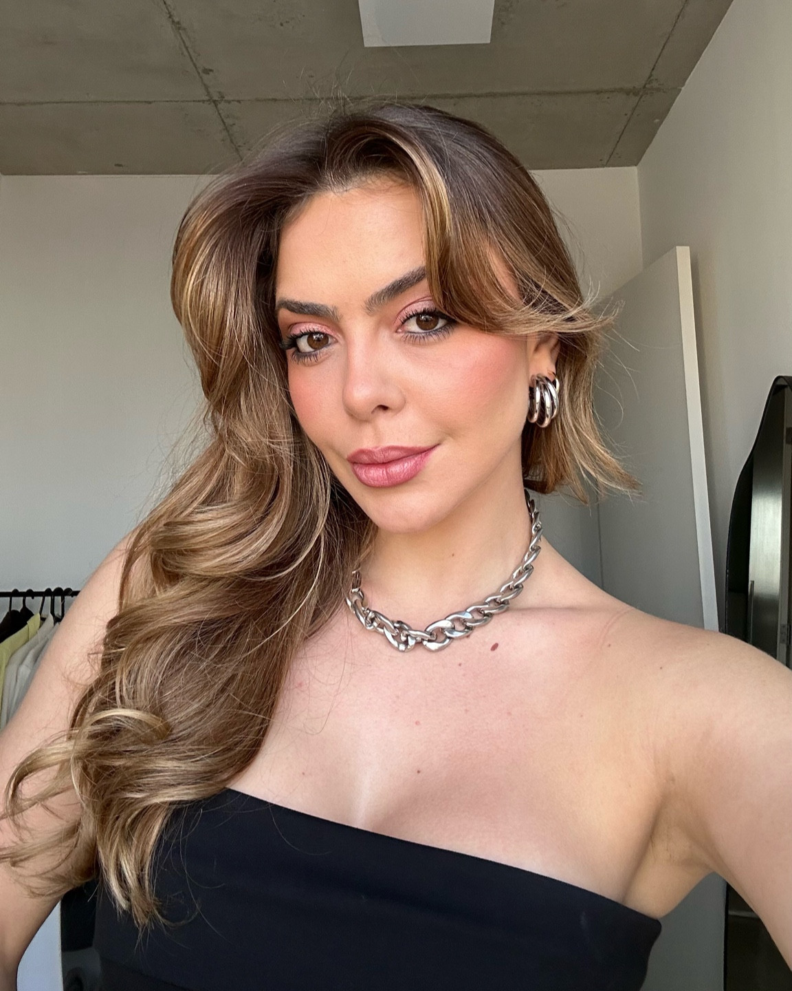 Ela pegou o posto de base preferida da vida, acabamento com cobertura deixando a pele com carinha de pele 
Sem adicionar textura 

O pincel de base também maravilhoso 💖