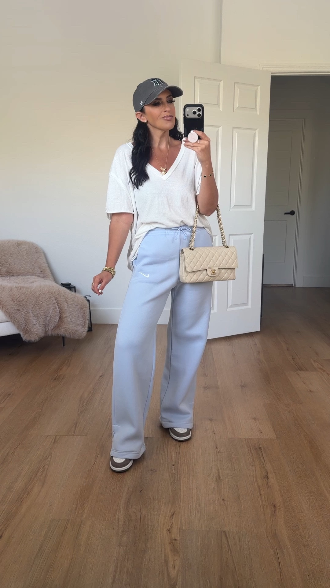 Nike sportswear phoenix fleece women’s high waisted wide leg pants wearing size small

Free people oversized tee shirt wearing size xs