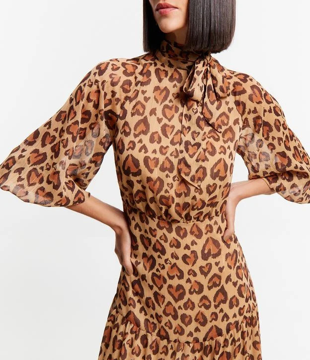 Vestido em Chiffon com Laço na Gola Alta e Estampa Oncinha Corações Marrom | Renner (BR)
