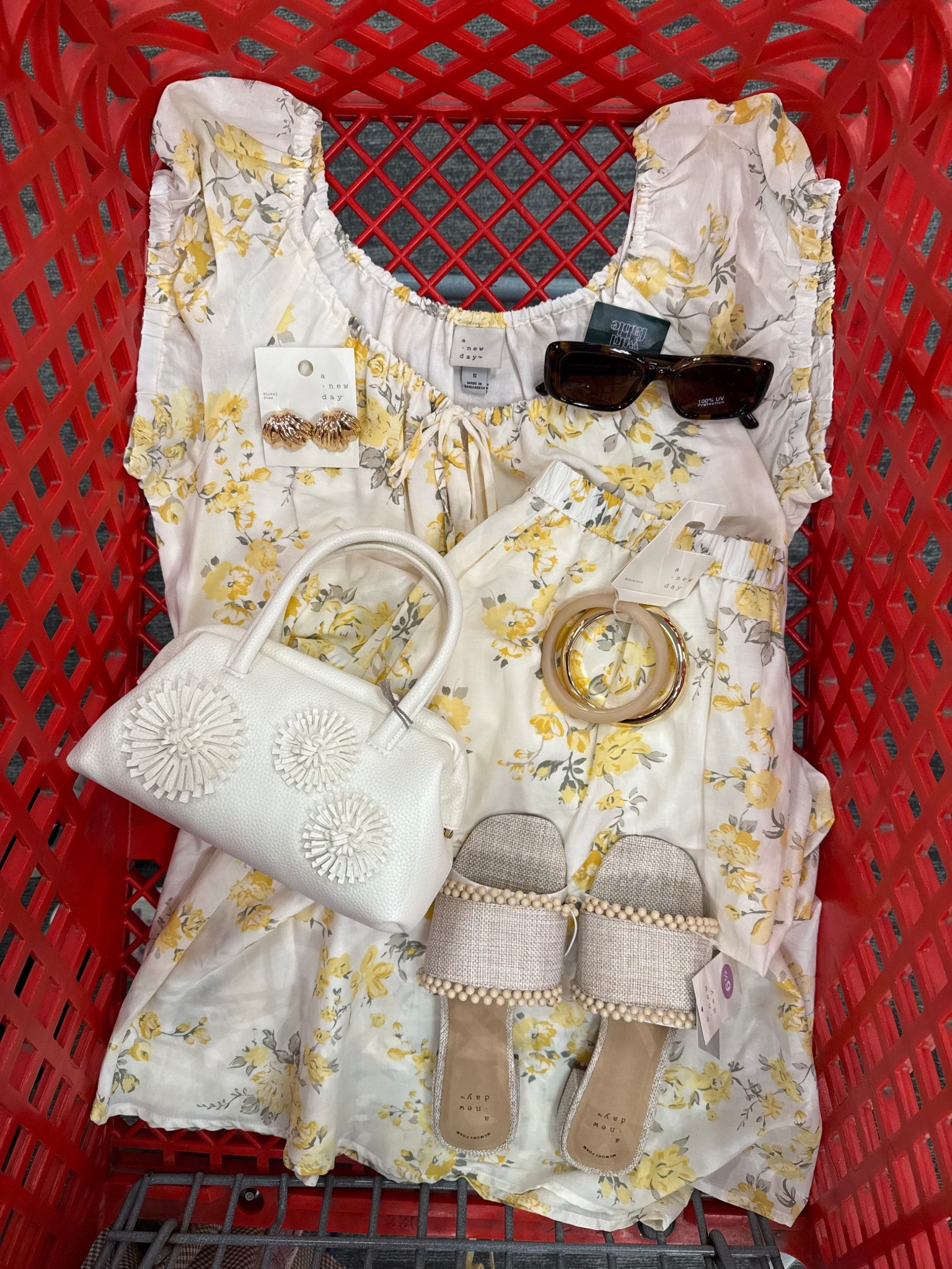 Sunshine hues and girlie moods ☀️🌼
