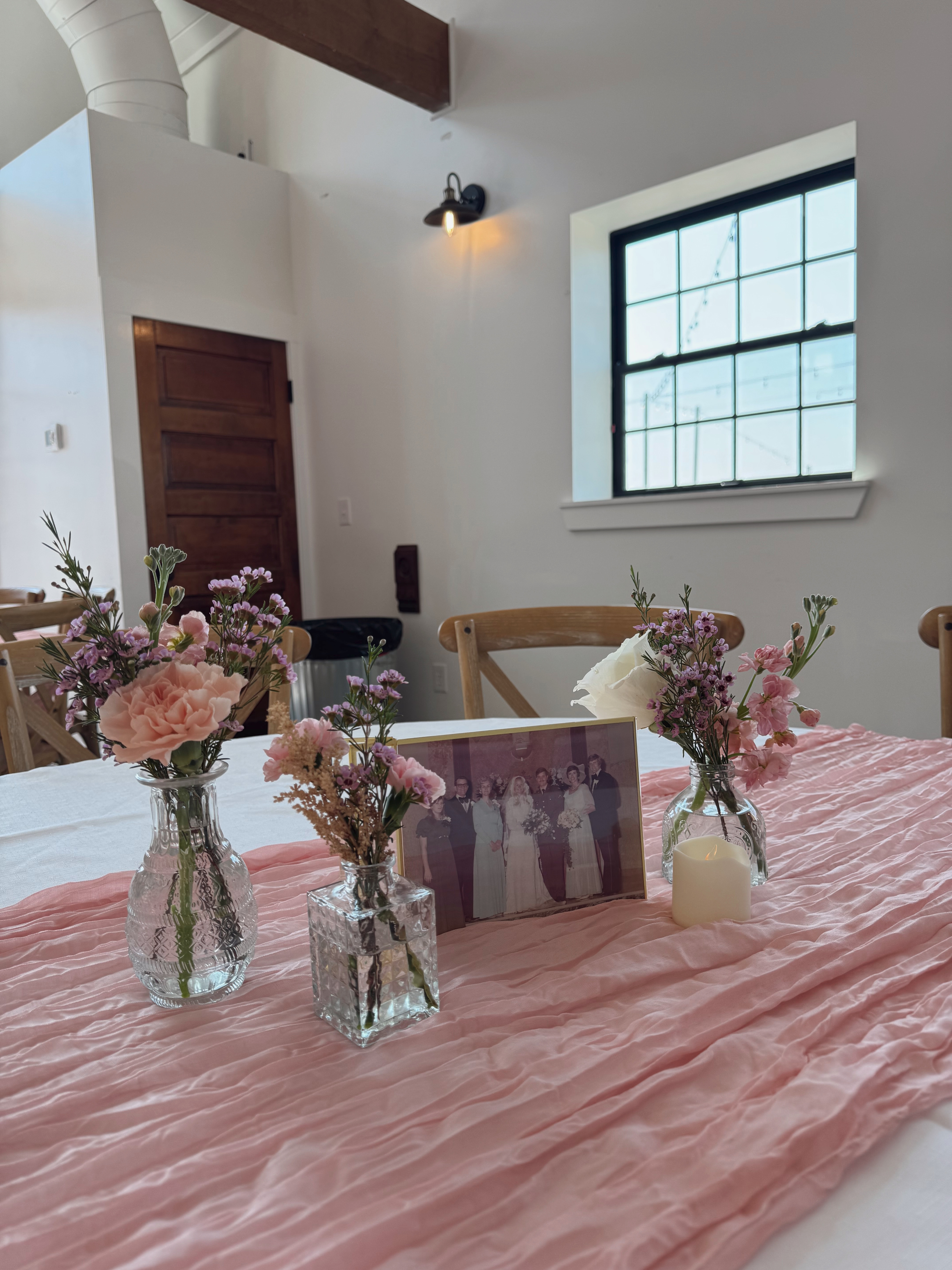 Bud vases!! The easiest and simplest way to decorate any event 🌷✨
 

 