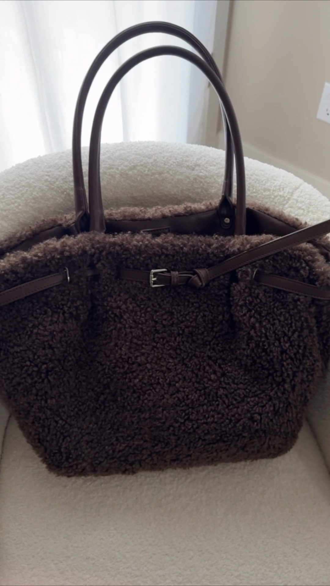 cozy sherpa tote bag from @anthropologie 

it's so so perfect for winter 