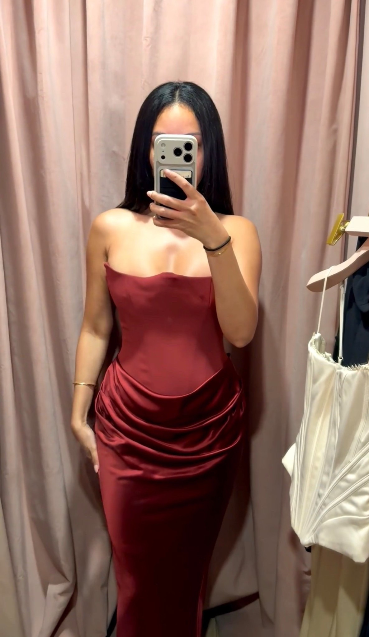 Requested post: iPhone 17 Pro case (color Stone) + House of CB gorgeous dress 😍

#LTKWedding #LTKootd #LTKdayinmylife