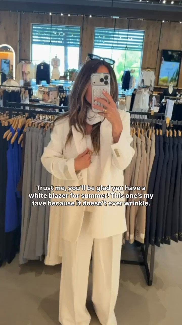 The BEST blazers out there!!!

@Aritzia 