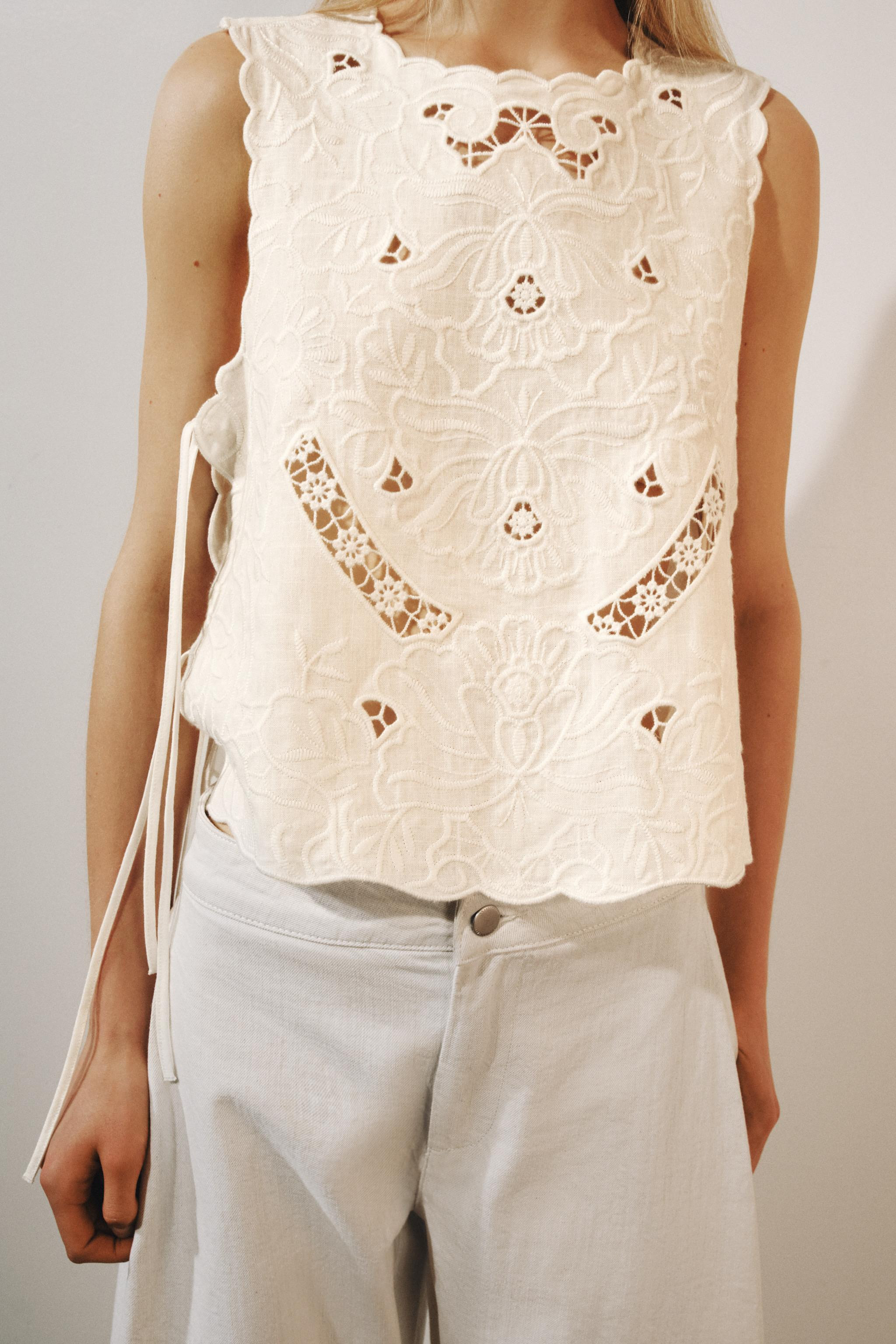 ZARA WOMAN COLLECTIONShirt made from a ramie blend yarn. Round neck and sleeveless design. Featur... | Zara UK