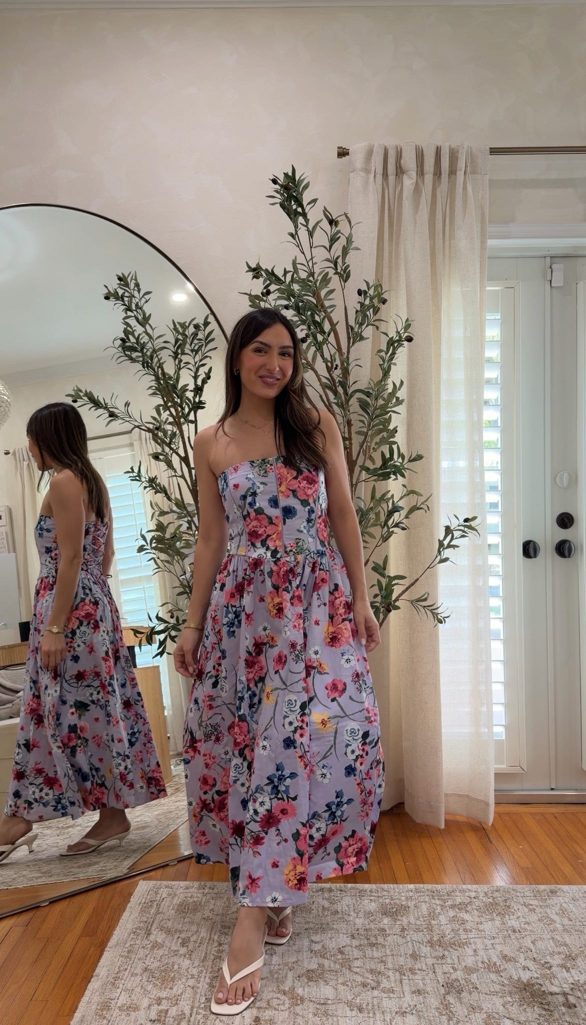 This floral midi is one of those dresses that instantly makes you feel put together. The dipped waist is so flattering and the print is even prettier in person. Such a good spring and vacation dress!! 💕💐 25% off with code AFLTK.