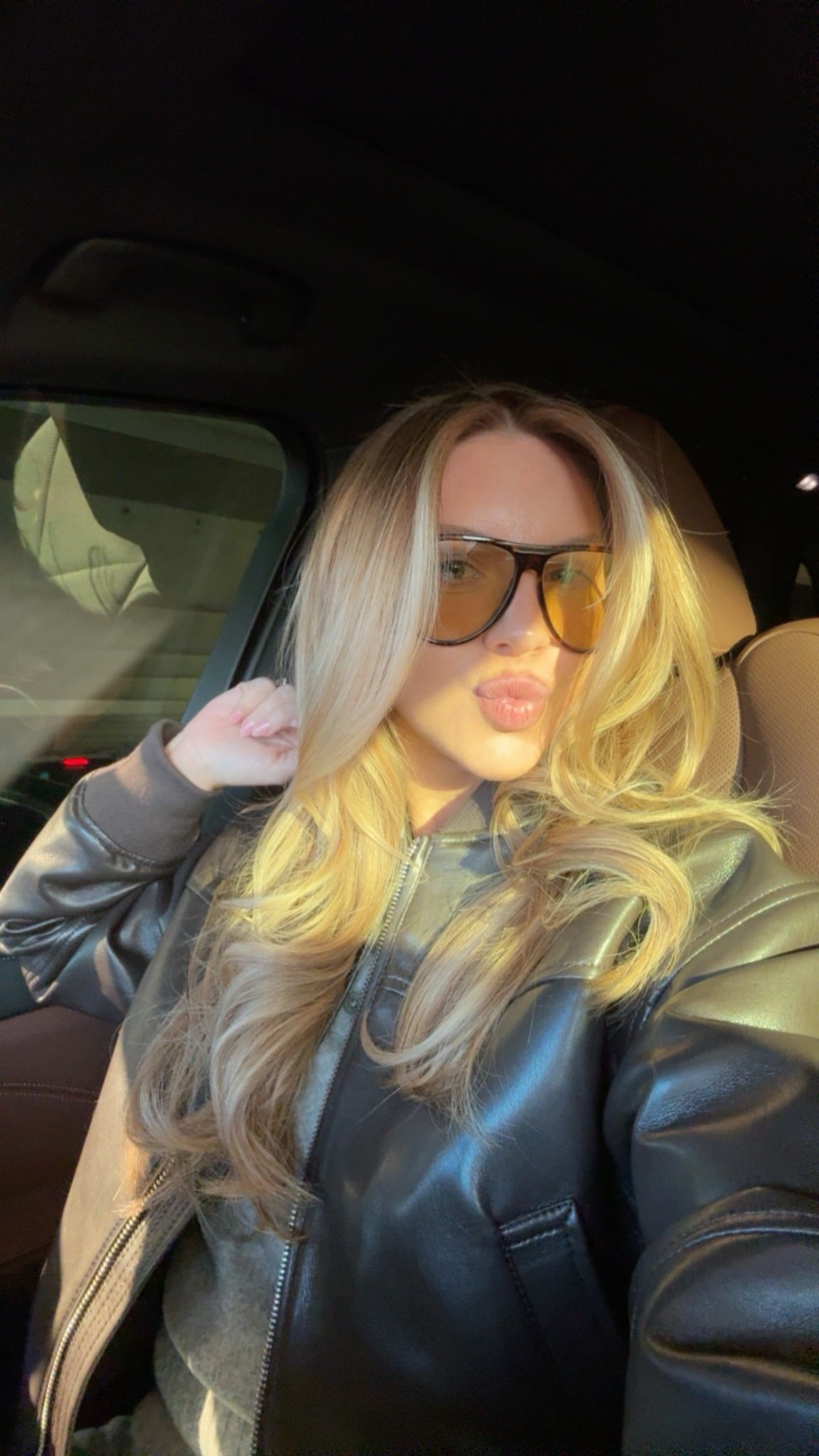 Brown Aritzia jacket
Tom ford sunnies 