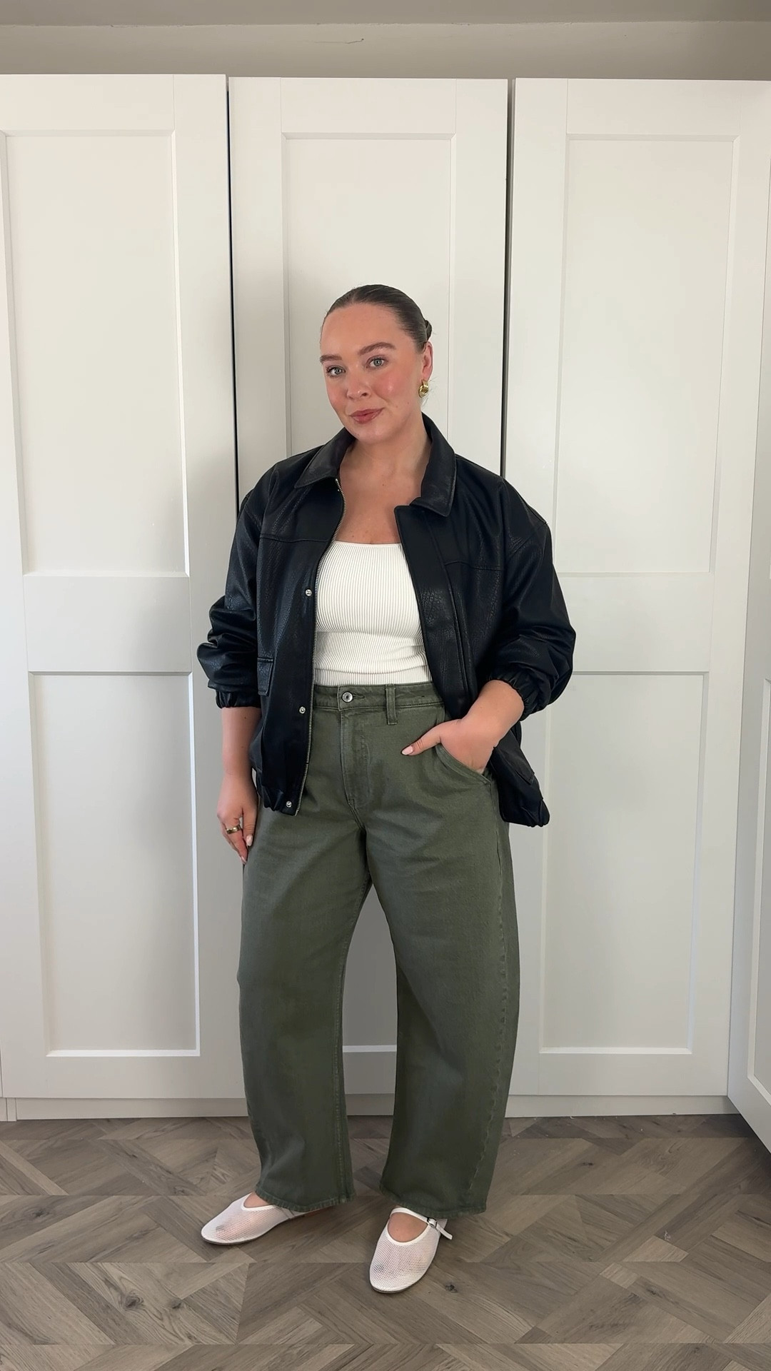 an Abercrombie barrel leg OOTD 👖

I wear a 31 short in the curve love jeans, an M in the top, an M in the jacket and my usual size 5 in the shoes 

#LTKjeans #LTKmidsize #LTKspring