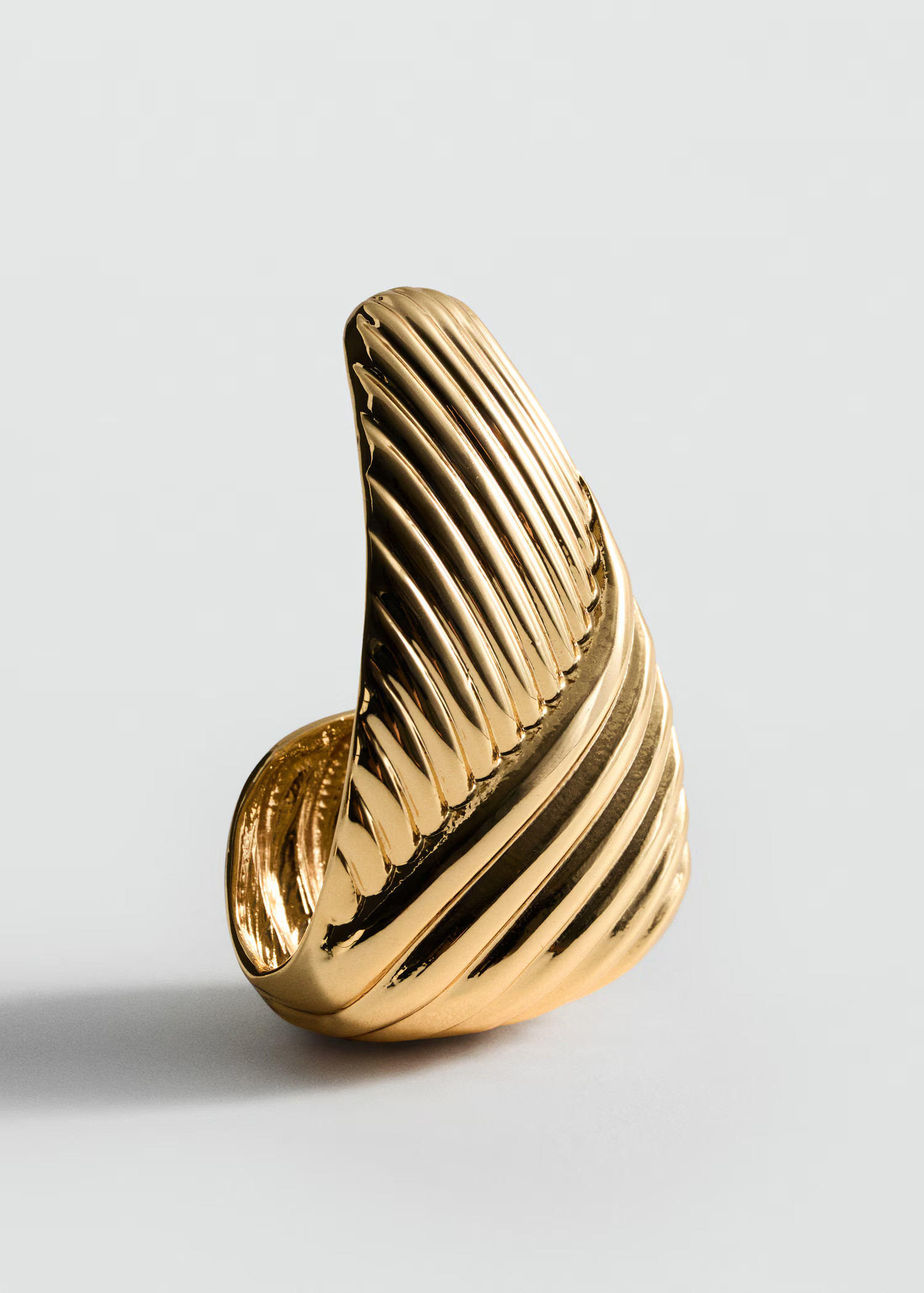 Embossed triangular earrings | Mango (US/MX/AU)