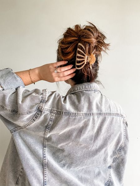 save & try 🤩 claw-clip hairstyle!

on the last loop with a hair tie only pull half way through to create a loop bun
pinch and pull to loosen and add volume
fold the tail end of your pony and clip in to place

shop my claw-clip by clicking the link in my bio 🫶🏻

.
.
.

#clawclipstyle #easyhairstyles #hairextensions #hairtips #beautytips #hairstylist #ltk #teamltk #beautyblogger #styleinspo 

#LTKstyletip #LTKbeauty #LTKBacktoSchool