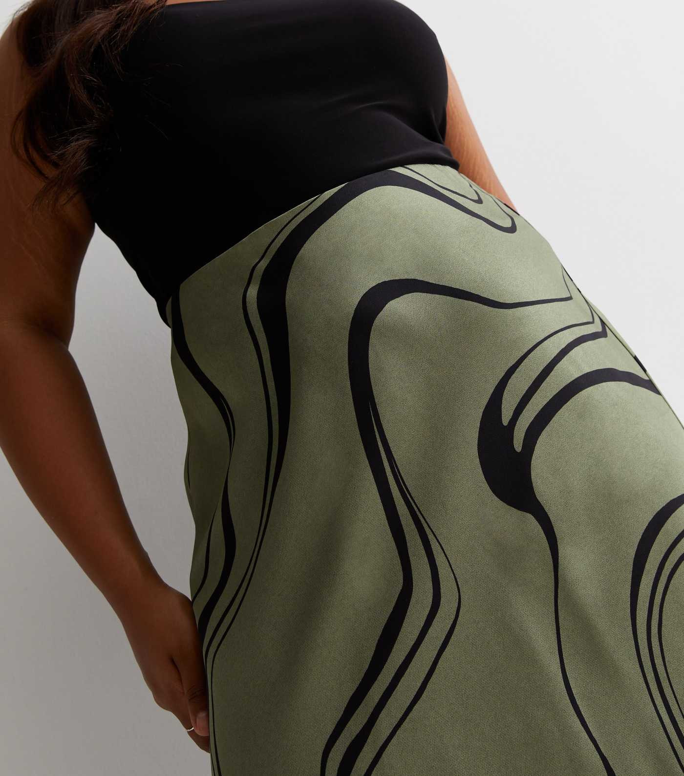 Curves Green Wave Print Satin Maxi Skirt | New Look | New Look (UK)
