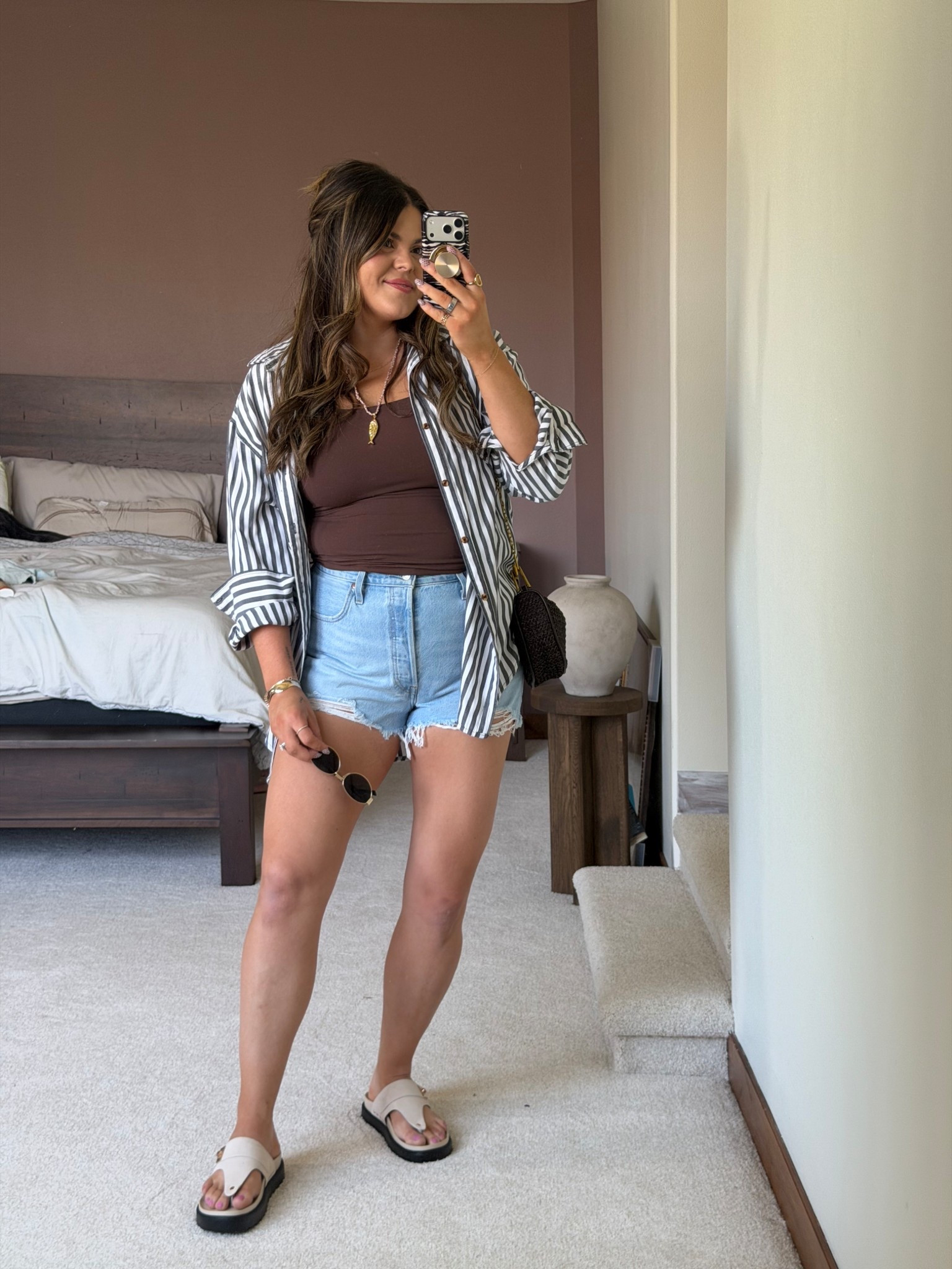 Today’s spring Mom friendly OOTD. These are some of the best to tell me approved denim shorts in my opinion. Pro tip size up one! They have the perfect amount of structure so they don’t accentuate your lower tummy! ￼

I’m wearing size 33

Size 14, size 12, midsize, postpartum, spring 2026, summer outfit, pinterest inspired