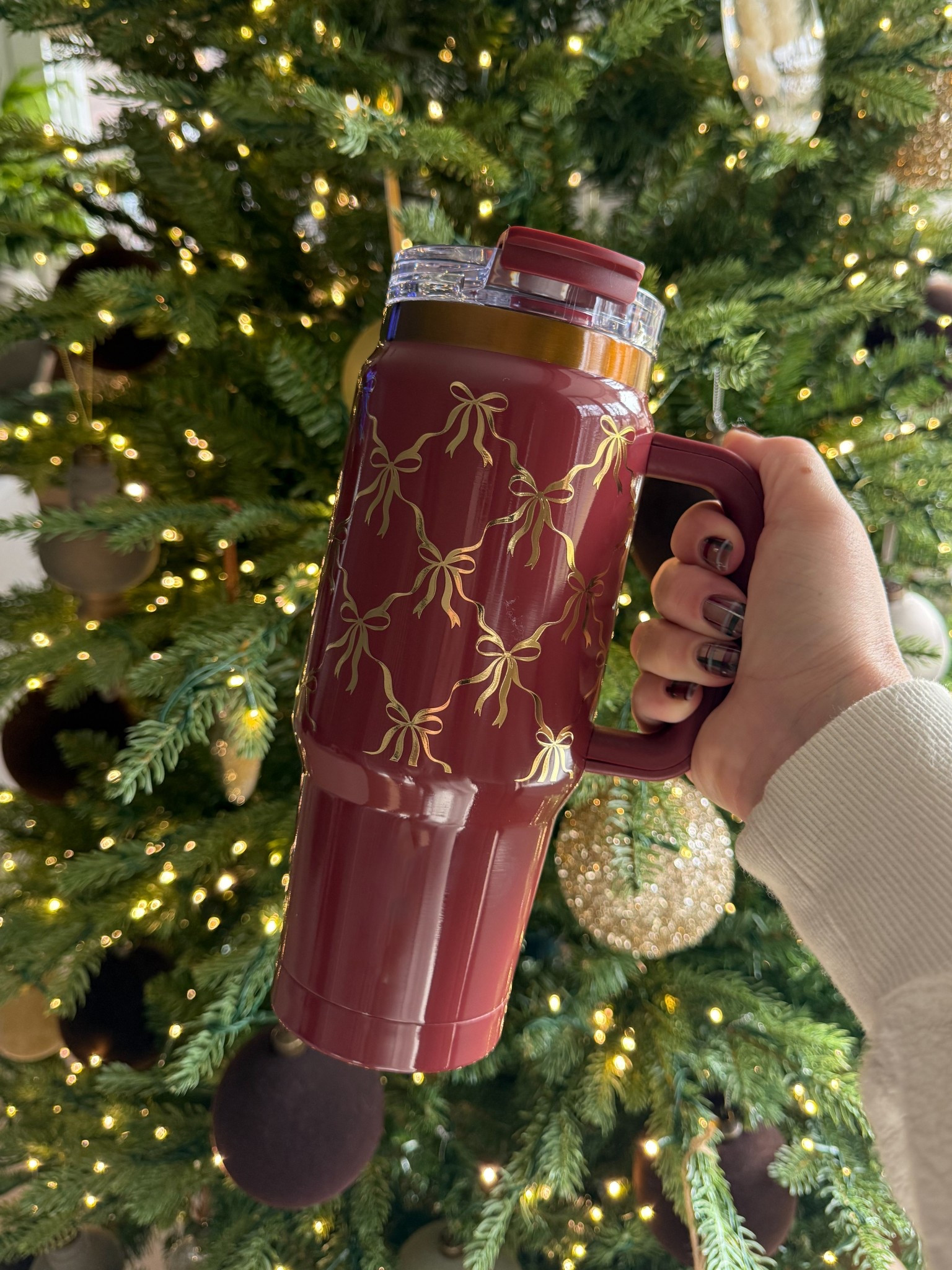 Loving this burgundy + gold bow 32oz tumbler as a White Elephant or Holiday Gift for under $20! ✨

#LTKFindsUnder50 #LTKHoliday #LTKGiftGuide
