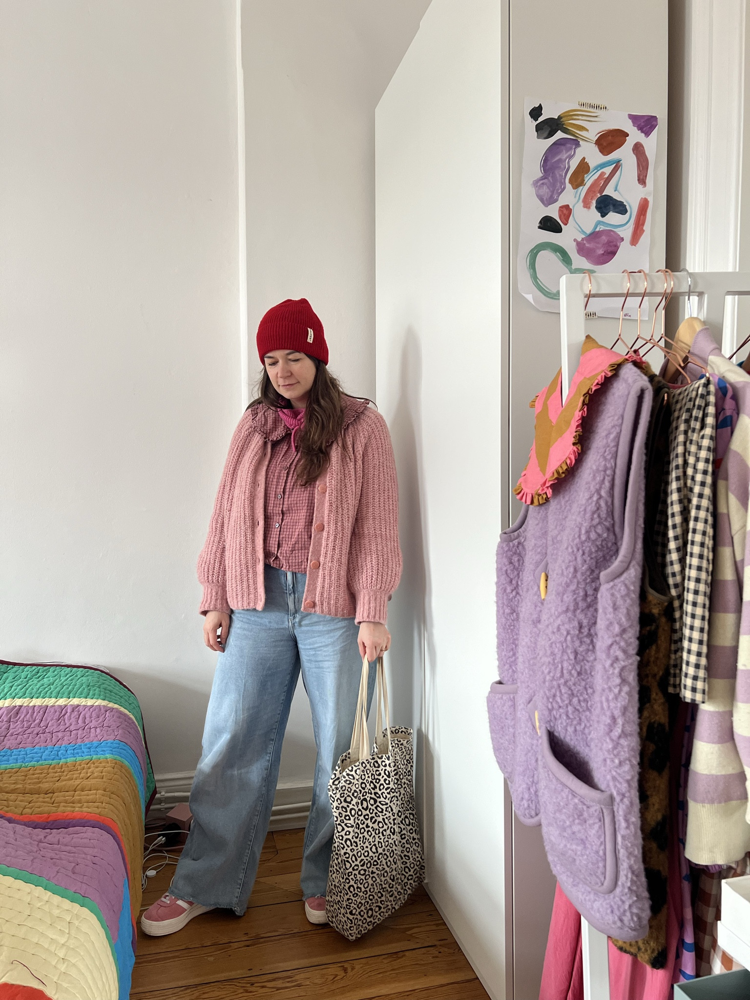 Dopamine Dressing auf dem Weg Richtung Frühling. In HH ist es noch ziemlich kalt, deswegen geht hier nichts ohne meine Strickjacke und leider meistens auch noch die Mütze. 

#LTKdeutschland #LTKspring #LTKjeans