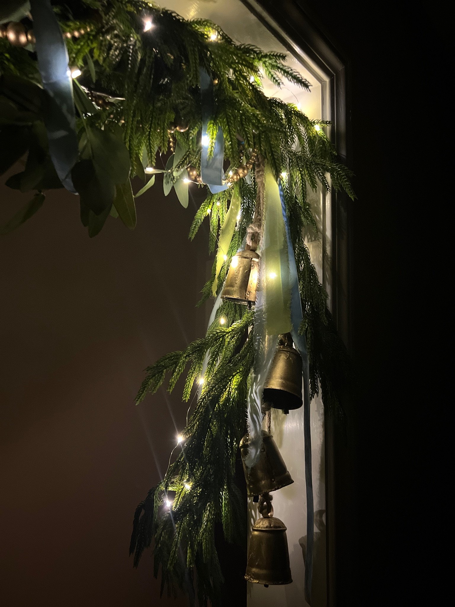 Shop the best deal on the twinkle lights in my entryway garland and just soak in her beauty 🌟🎄🌿
•
•
•
•
#twinklelights #holidayglow #cozyhome #christmasgarland #holidaydecor #christmaslights #homedecor