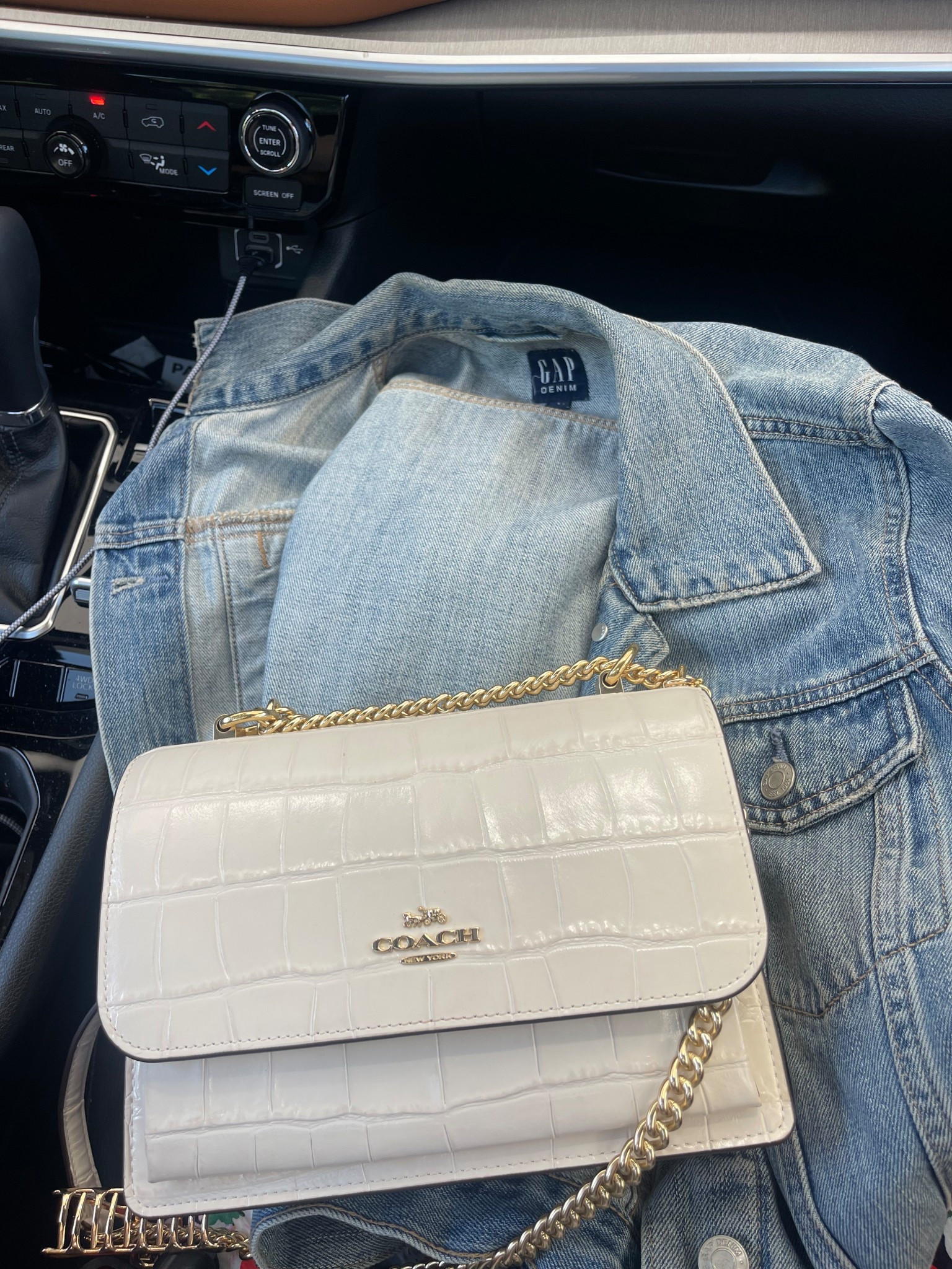 My favorite go to spring combo lately 🌸

#LTKSeasonal #LTKStyleTip #LTKItBag