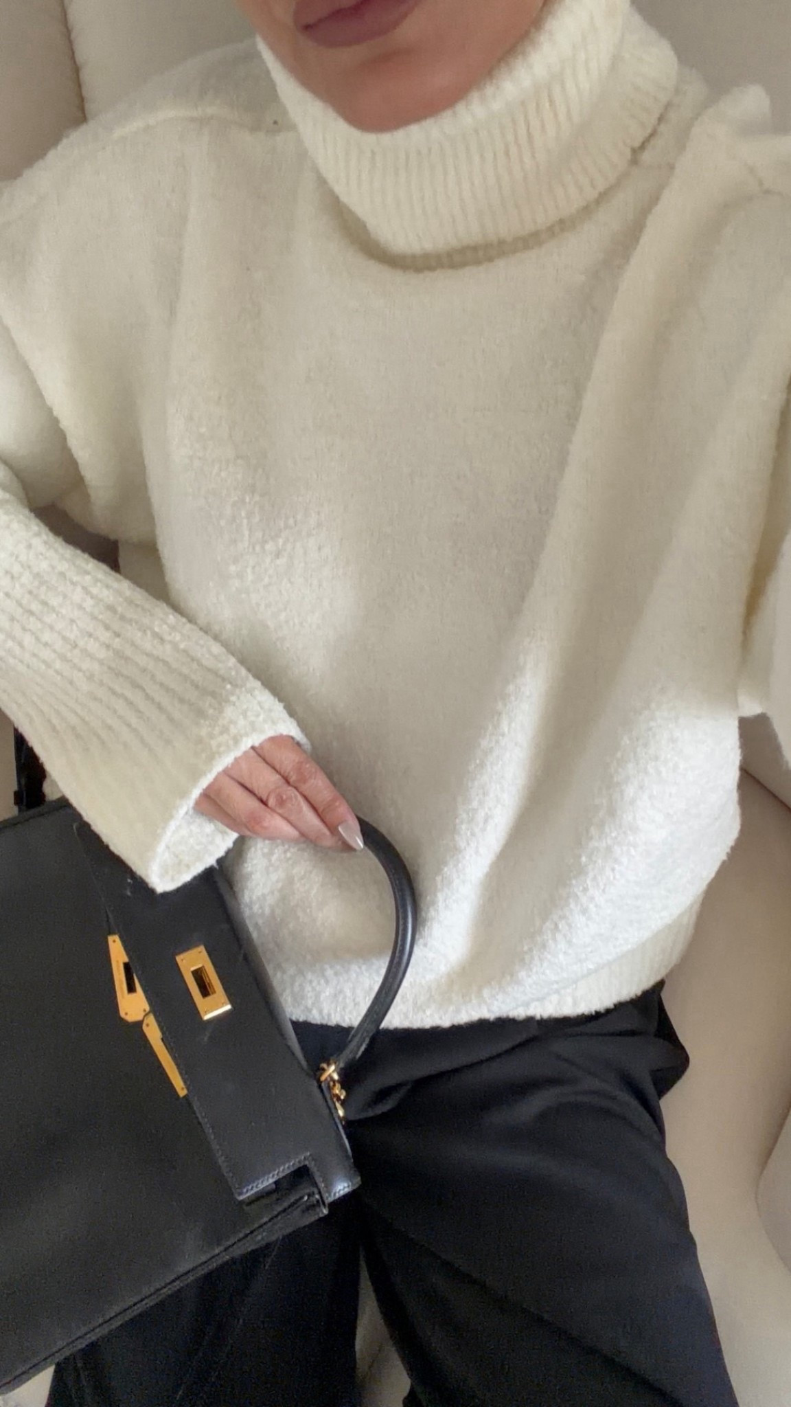 The softest and warm Amazon sweater , wow! This one is oversized. 
Its like weary your favorite blanket! 
Wearing size S
I am also wearing black pants from Amazon size M. They have pleats, belt loops and pockets.


#LTKFindsUnder50