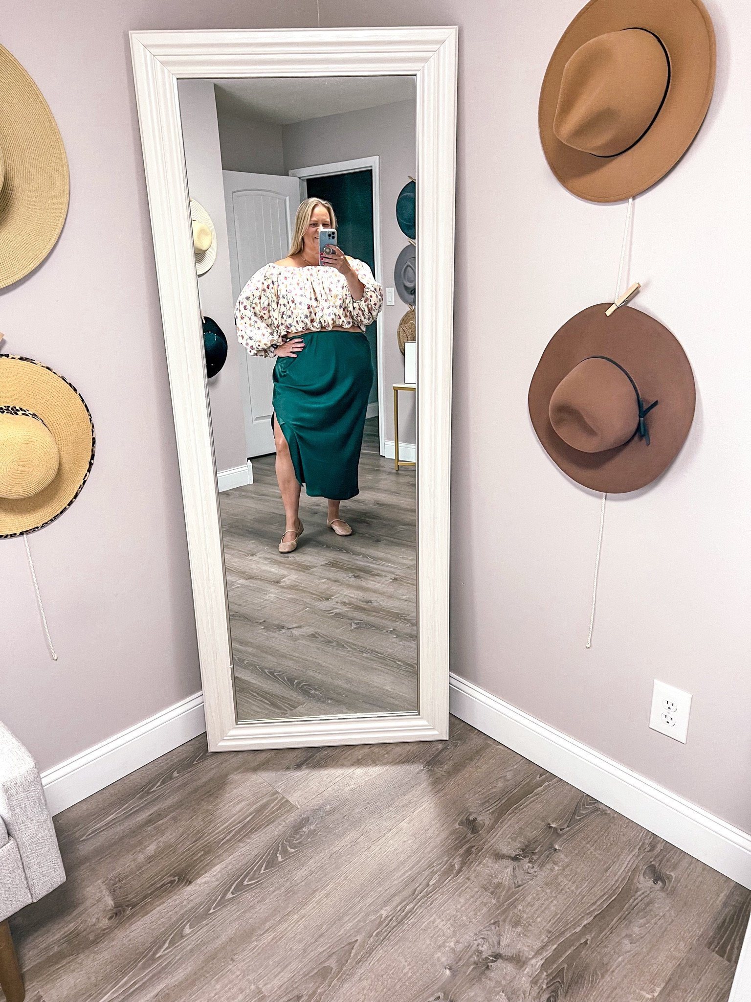 Maxi skirt and off the shoulder shirt with some cute ballet flats. 

Plus size skirt 
Plus size outfit
Date night outfit 
Spring outfit 
Flat shoes 
Ootd 

#LTKSeasonal #LTKStyleTip #LTKPlusSize