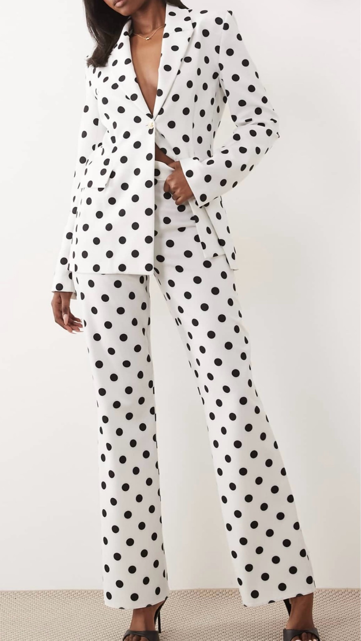 For the polka dot lovers⚪️⚫️

Polka dot tailored suit

#LTKootd #LTKgrwm #LTKSeasonal