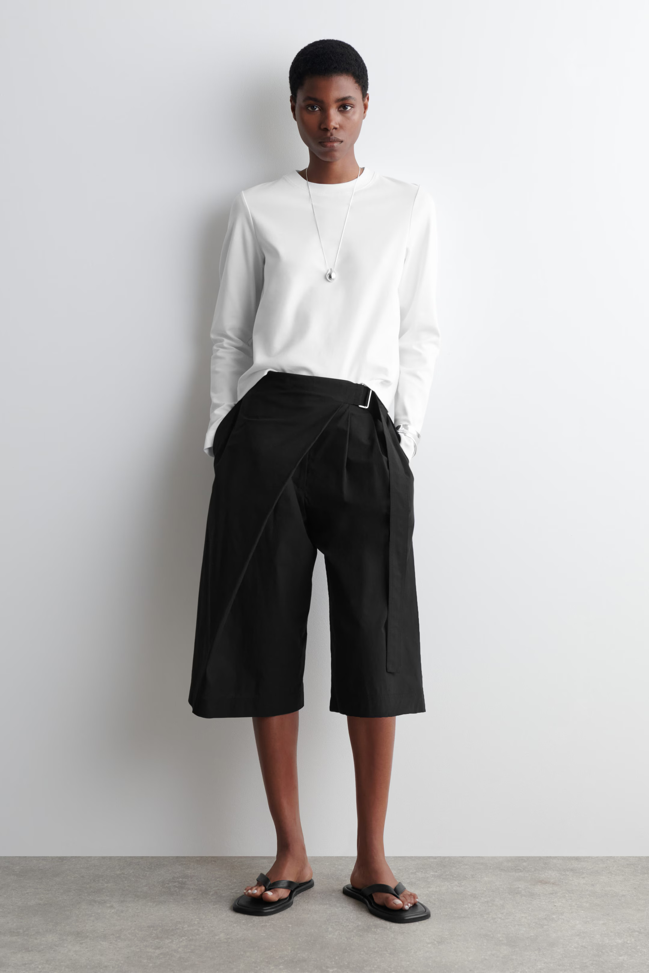 CLEAN CUT REGULAR LONG-SLEEVED T-SHIRT - WHITE | COS | COS (AU)