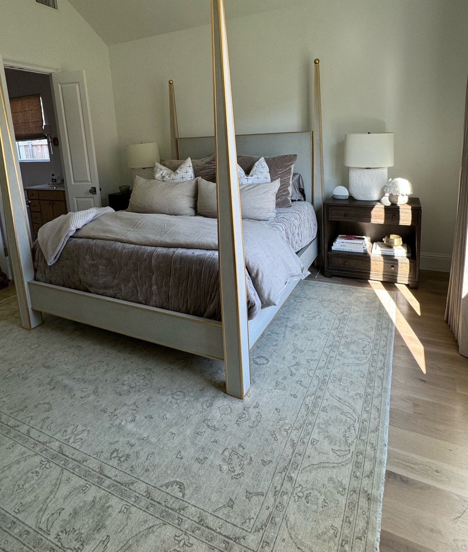 Bedding - king size quit & DUTCH euro size shams 

King size linen pillows & linen duvet cover 