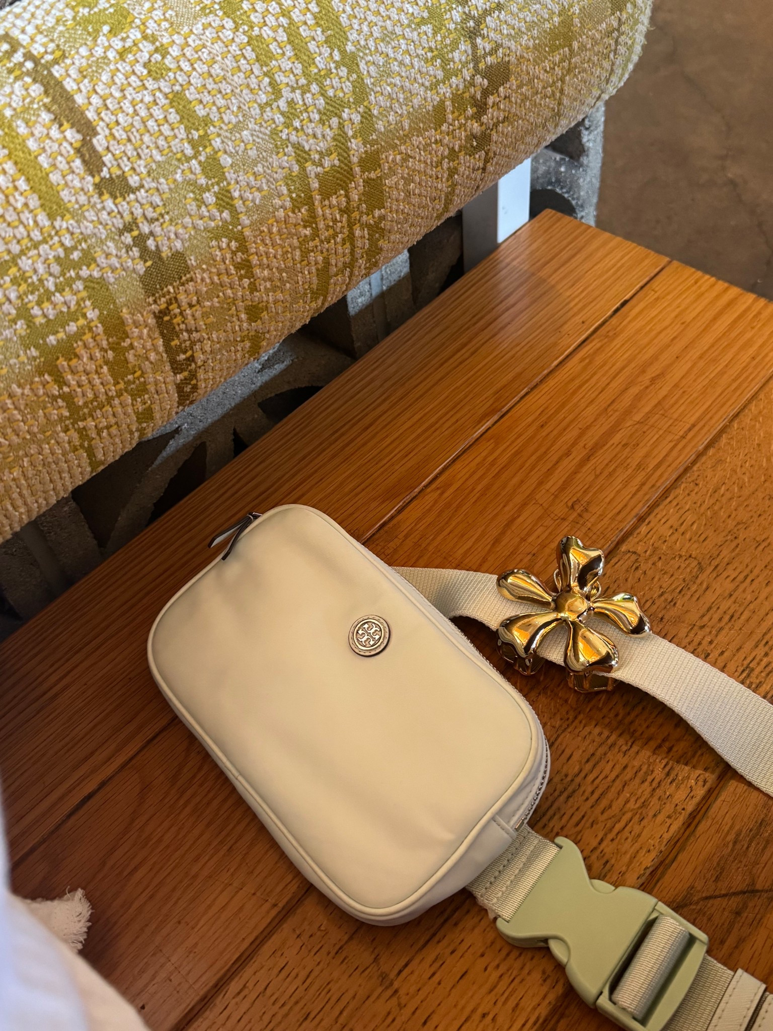 🌸🩵💛

Tory Burch Fanny pack / belt bag
Metal flower giant hair clip • gold
Aerie white long sleeve cover up shirt 

#LTKItBag #LTKFestival #LTKSeasonal