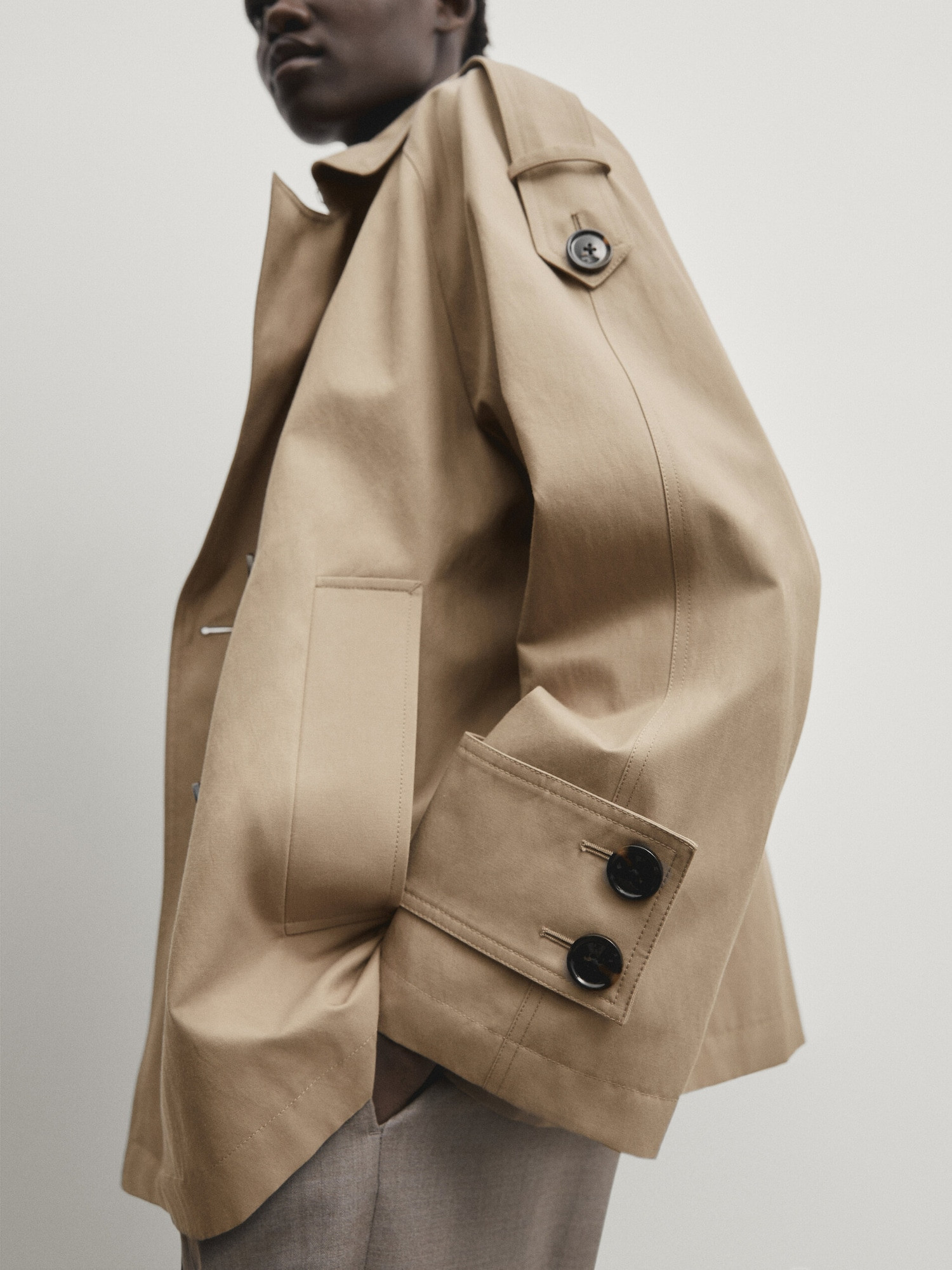 Cropped trench coat with cuff detail | Massimo Dutti UK