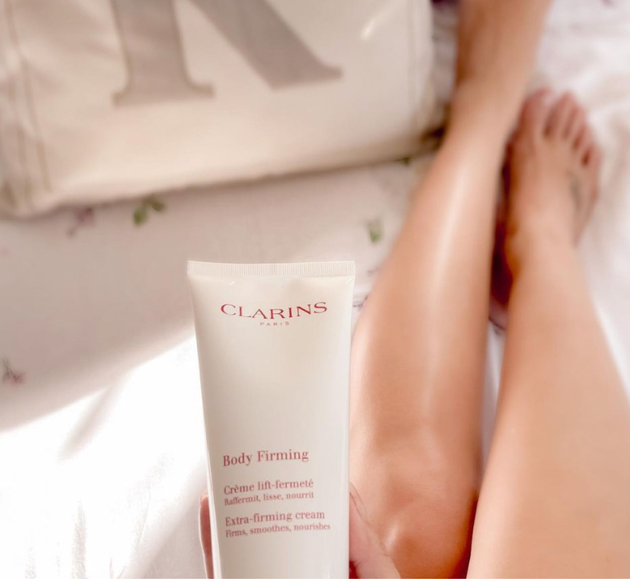 Você cuida do corpo como cuida do seu rosto? Eu cuido, e escolho os melhores produtos, claro!
Uso @clarinsbrasil há mais de 10 anos e posso garantir que faz toda diferença na minha rotina corporal. O Huile Tonic é um queridinho que vocês estão acostumados a ver por aqui, uso tanto na massagem quanto na mixologia com meus cremes corporais de clarins. A marca acaba de lançar o Body Firming, o queridinho para firmar e tonificar a silhueta, pode ser usado independente da idade e garanto que você vai amar esse produtinho. A textura é densa e cremosa, fragrância discreta, tem ação de firmeza dupla devido aos extratos orgânicos de petasites que tonifica e mitracarpus que firma. Ele também hidrata e nutre voltando com dois ativos incríveis, a manteiga de Karité e o extrato orgânico de aloe vera . E para finalizar essa tripla ação, vamos falar da ação tonificante? Pois é, estamos falando aqui de pele com energia recuperada devido ao extrato orgânico de kiwi que ajuda a revitalizar a pele.
Agora ao que vocês amam, desconto e brindes . Usando meu cupom LUXOCLARINS nas compras acima de R$249 vocês ganham 3 minis e 10% off se for sua primeira compra no site, além disso se levar R$369 você ainda leva mais 8 minis, totalizando 11 minis de tamanhos GRANDES, COOOORRE PRA PEGAR! #clarins #clarinsbrasil #bodycare #beauty #dicasdebeleza

#LTKbeauty #LTKbrasil