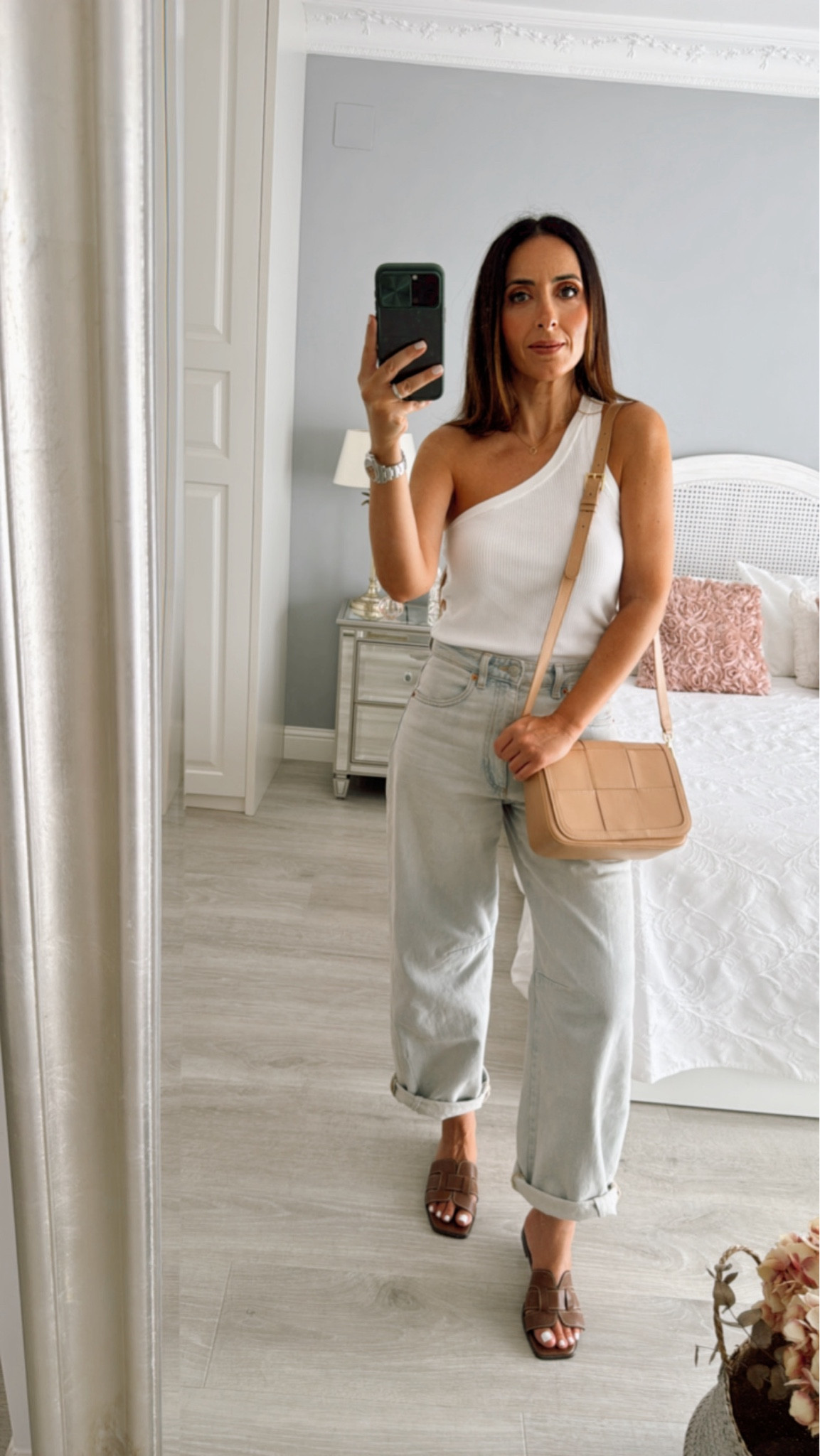 Look con jeans barrel balloon, top asimétrico, bolso piel y sandalias planas similares Hermes  #LTKH&M #h&m #bag #jeans #LTKESPANA 

#LTKworkwear #LTKautumn #LTKshoes