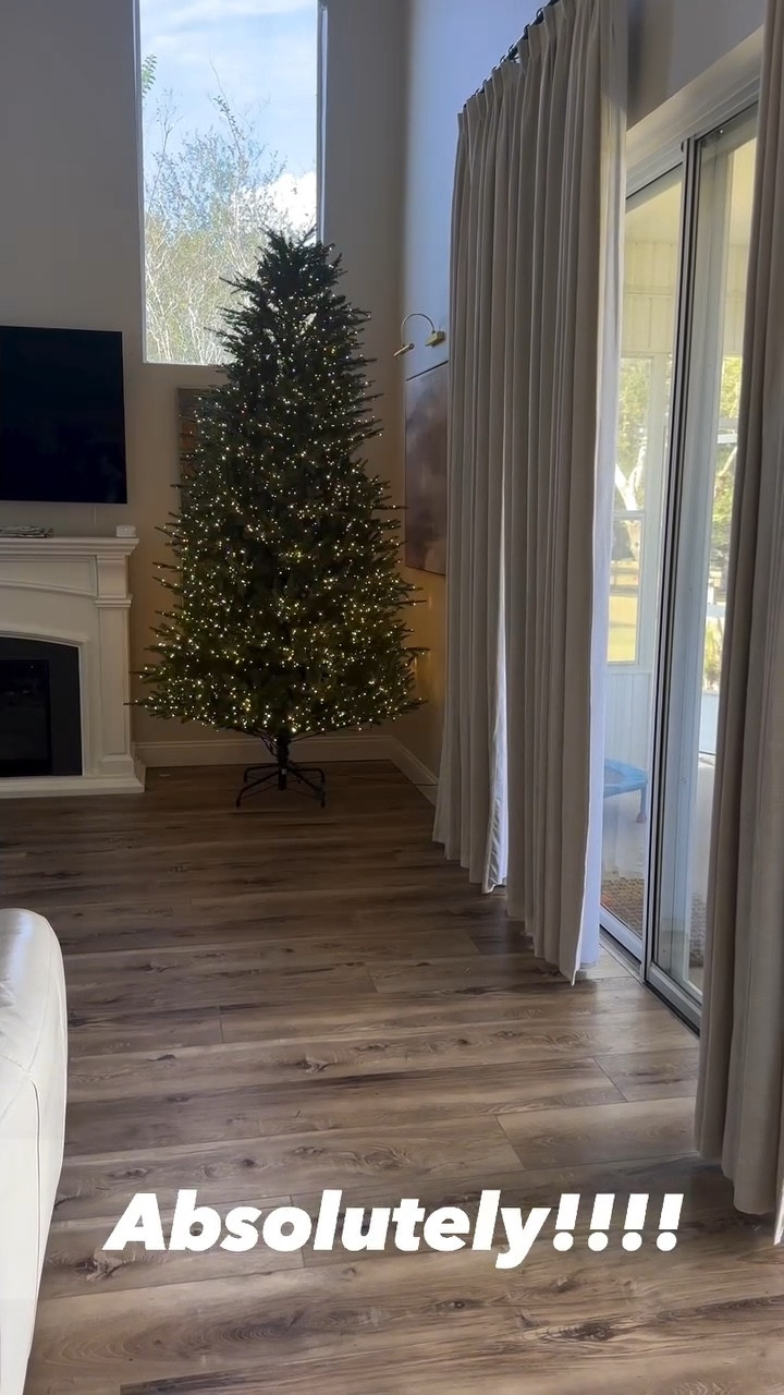 Have you seen the VIRAL Grand Duchess tree from home depot? Is she worth it?? It so is!!!!! I  usually won’t buy the viral trends but it was time for a new tree so I  took the plunge. I’m so glad I did!  @homedepot #christmasdecor #christmastree