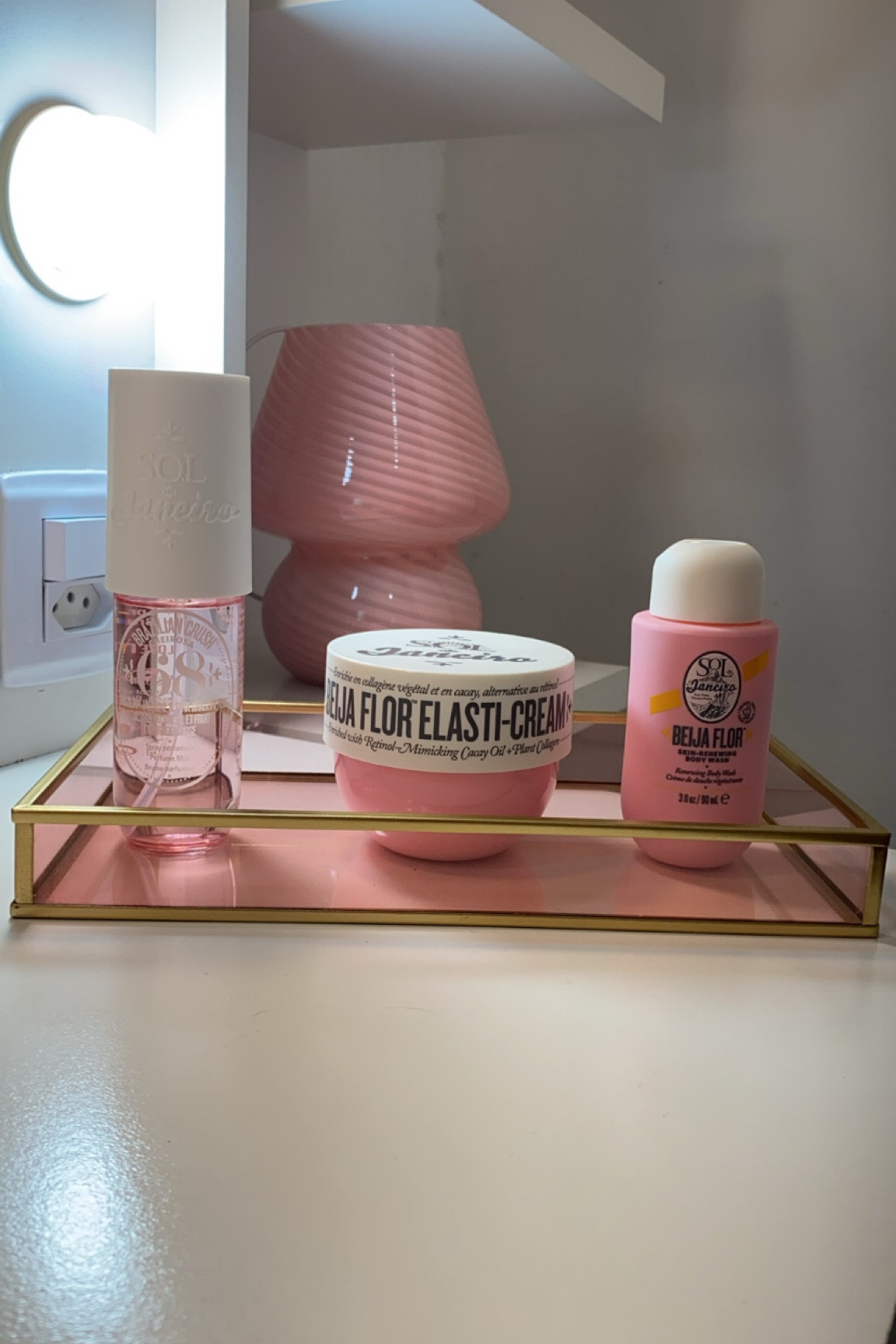 Amando essa linha Sol de Janeiro 68, ótimo pra usar no verão, bem fresquinho 🩷✨

✨ Cheirosa 68 Perfume Mist: uma fragrância com notas de jasmim brasileiro, pitaya rosa e baunilha, para uso no corpo, cabelo e até em ambientes.

✨ Elasti-Cream: um creme corporal enriquecido com óleo de cacay, uma alternativa ao retinol, que estimula a renovação celular.

✨ Elasti Body Wash: um sabonete em creme que limpa suavemente enquanto hidrata com squalane vegano.

#LTKbeleza #LTKsummer #LTKbrasil