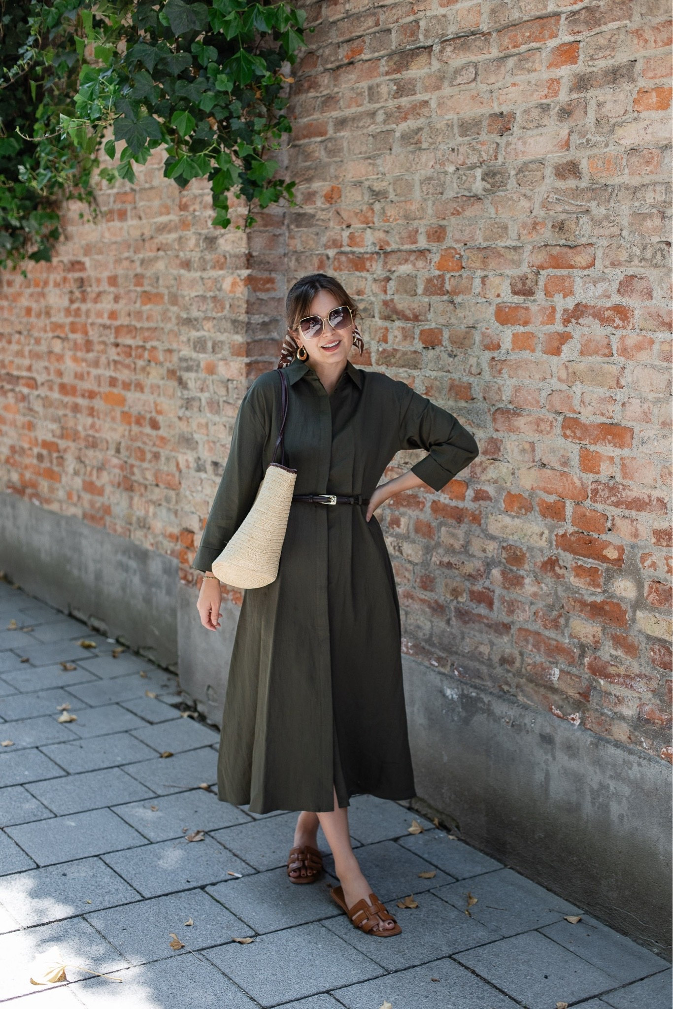 Hemdblusenkleid mit Zebra Tuch, Korbtasche und Pantoletten

#LTKeurope #LTKmidsize #LTKkleider