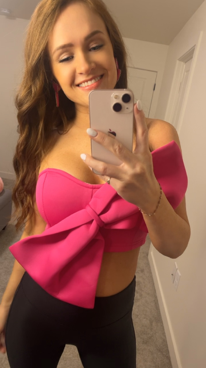 Would make a perfect Valentine’s Day date night top, paired with cute high waisted jeans and heels… Oh Yes!!
🤍
Valentine’s Day outfit, Pink top, Pink shirt, Bow shirt, Tube top, Corset 