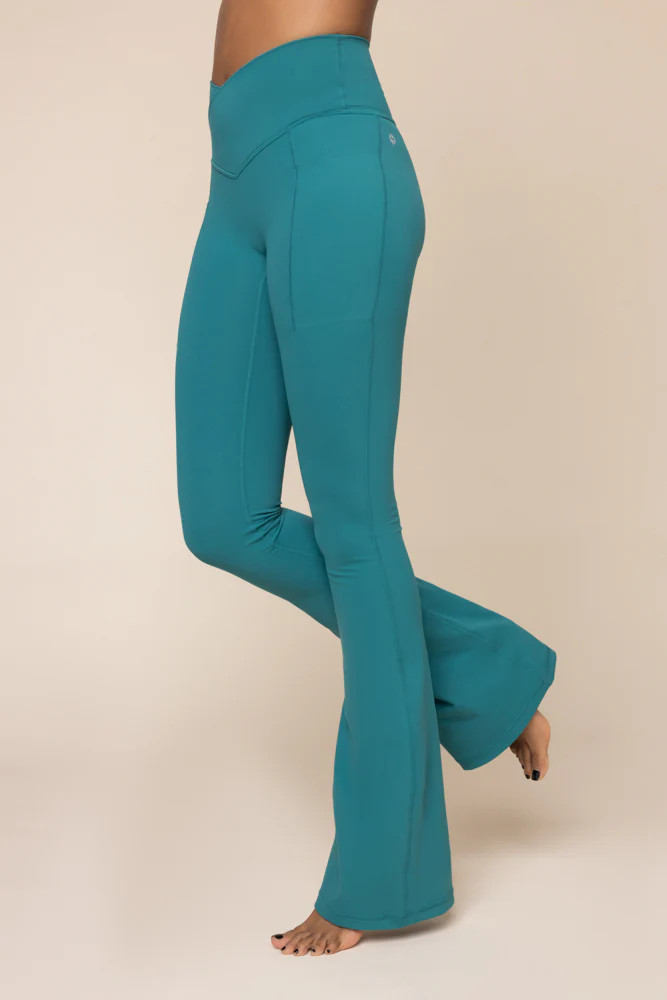 Crisscross Hourglass® Flared Leggings with Pockets - Emerald | POPFLEX