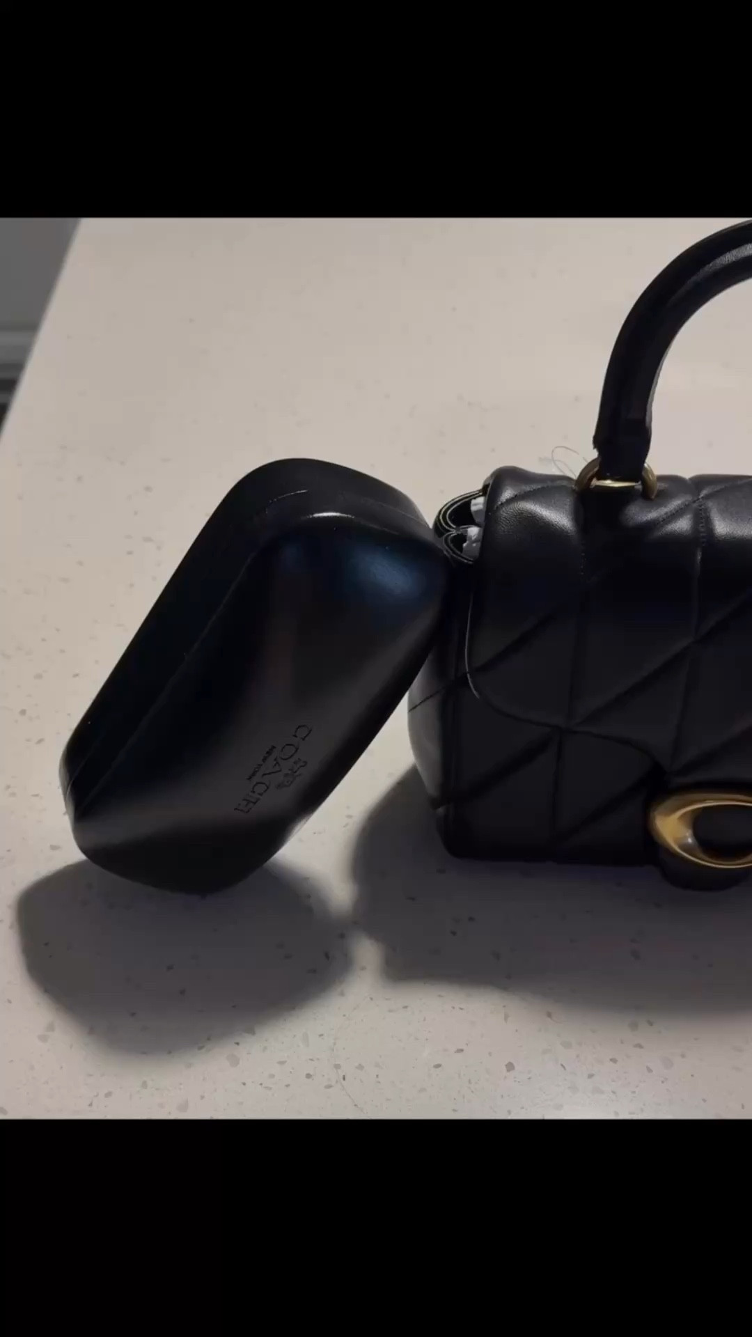 Love this new cutie @coach ….. I wonder what’s in the case 🤔🕶️
#ltku #coachbag #Blackbag #coachtabby

#LTKstorytime #LTKU