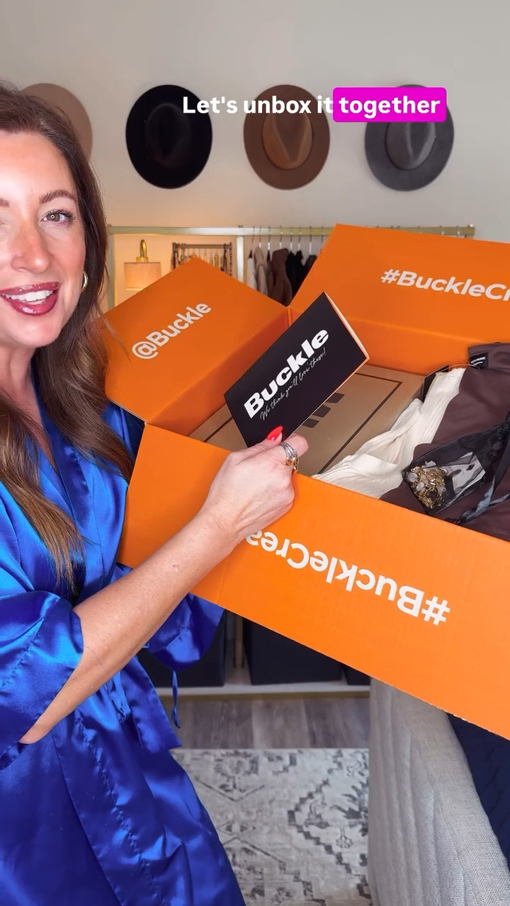 The unboxing I didn’t know I needed 🤩✨ 

Buckle sent over the MOST beautiful PR package and I’m honestly obsessed… 

A full outfit moment ✔️ 
Tank, sleeveless vest, denim jacket, jeans, jewelry, sandals… AND the prettiest dress 🙌🏼 

Every single piece is giving quality, style, and effortless put-together vibes 👏🏼 

10/10 experience — if you haven’t shopped here recently, this is your sign to GO 👏🏼 

Comment BUCKLE and I’ll send you all the details 💌 

#buckle #midstylefashion #wearablefashion #everydaystyle #ootdin