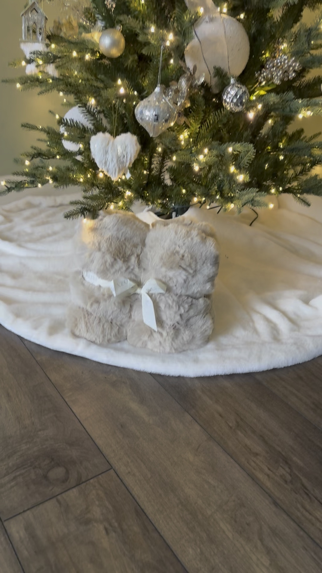 This blanket is literally so cozy and makes the perfect gift! They have several colors and five different size options!

Holiday gift guide, cozy throw blanket, ivory blanket, throw blanket, Christmas gifts, white elephant gifts, favorite things party, Stang and Co

#LTKHoliday #LTKSeasonal #LTKGiftGuide