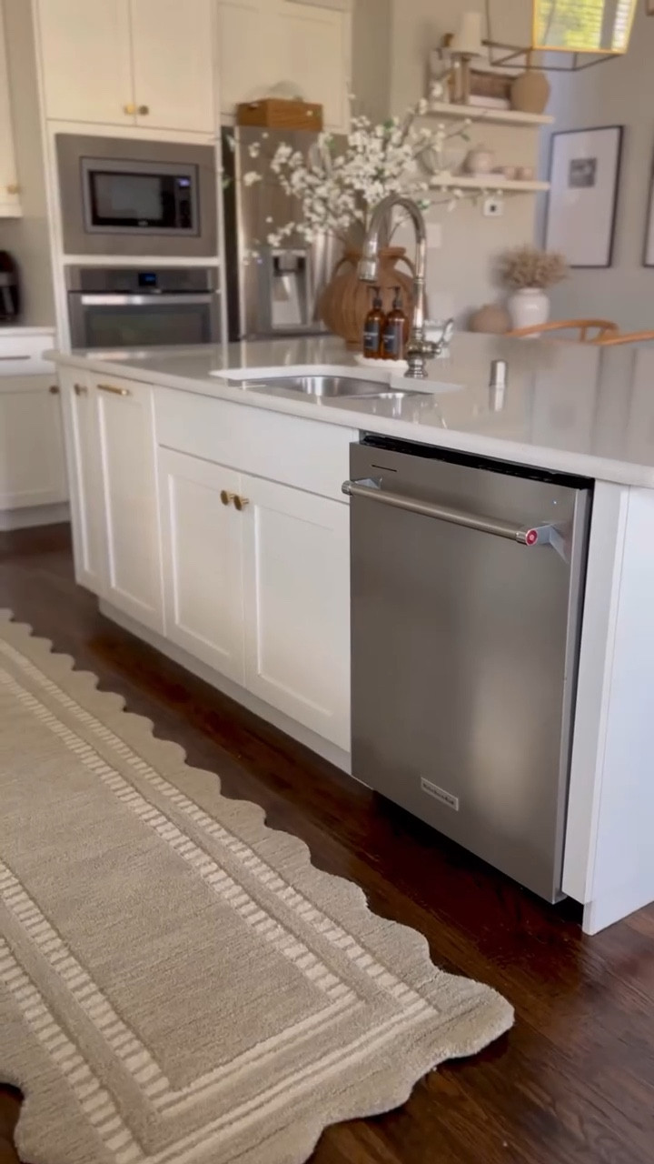 POV: you found the perfect runner 👌🏼 
The scalloped edges make it such a fun and pretty touch for any room, no matter the season. I loved it so much I grabbed it in two colors because one just wasn’t enough.

#homedecor #ruginspo #kitchenstyle #bathroomdecor #wayfairfinds

#LTKHome #LTKSeasonal