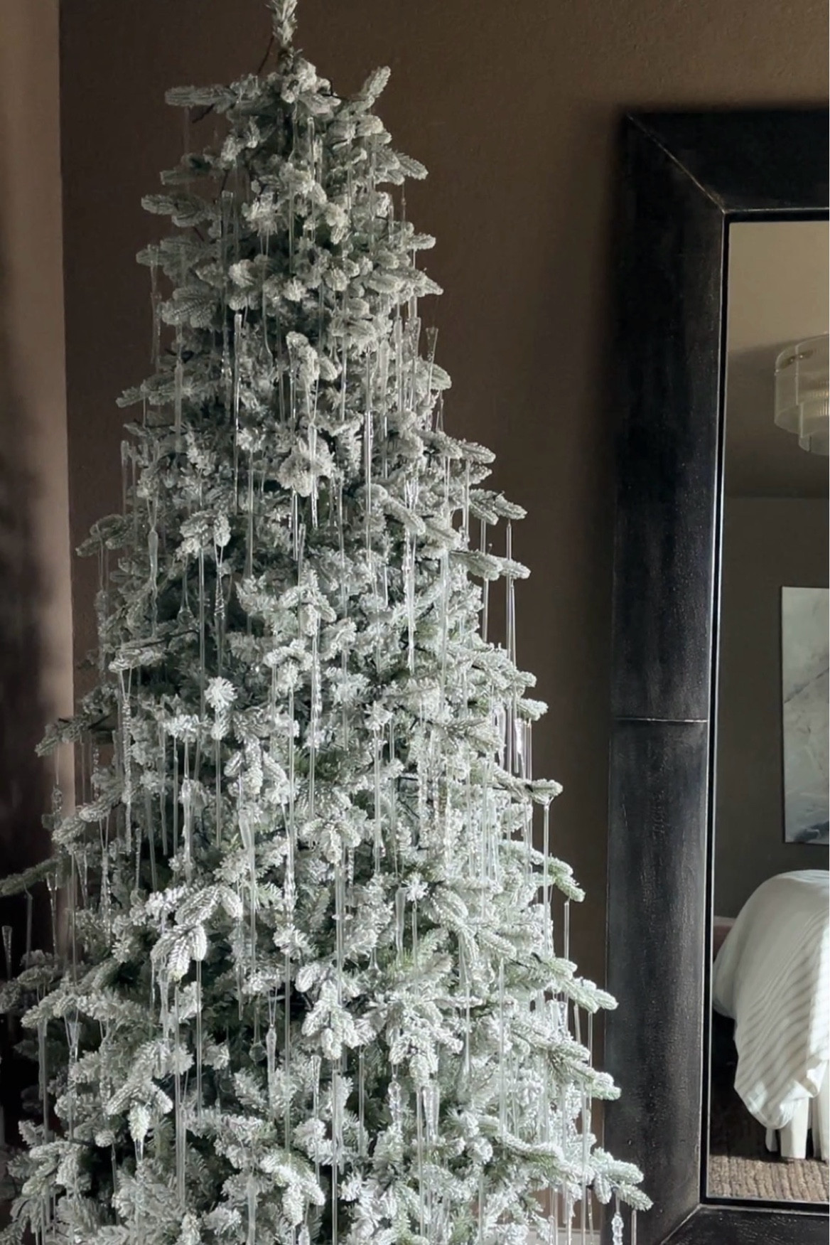 There’s something about finishing this tree that just feels… peaceful.
A flocked glow in the bedroom, icicles catching the light, the whole space turning quiet and wintry in the best way.
The tree itself is from King of Christmas (p.s. shop their black Friday sale for 40% off!) and every icicle is something I’ve collected… handmade pieces, vintage finds from random thrift stops, a few Amazon sets mixed in. There are over 600 icicles in total, layered one by one until it felt just right. ❄️🧊
Honestly, this might be my favorite tree I’ve ever done. 🤍✨
