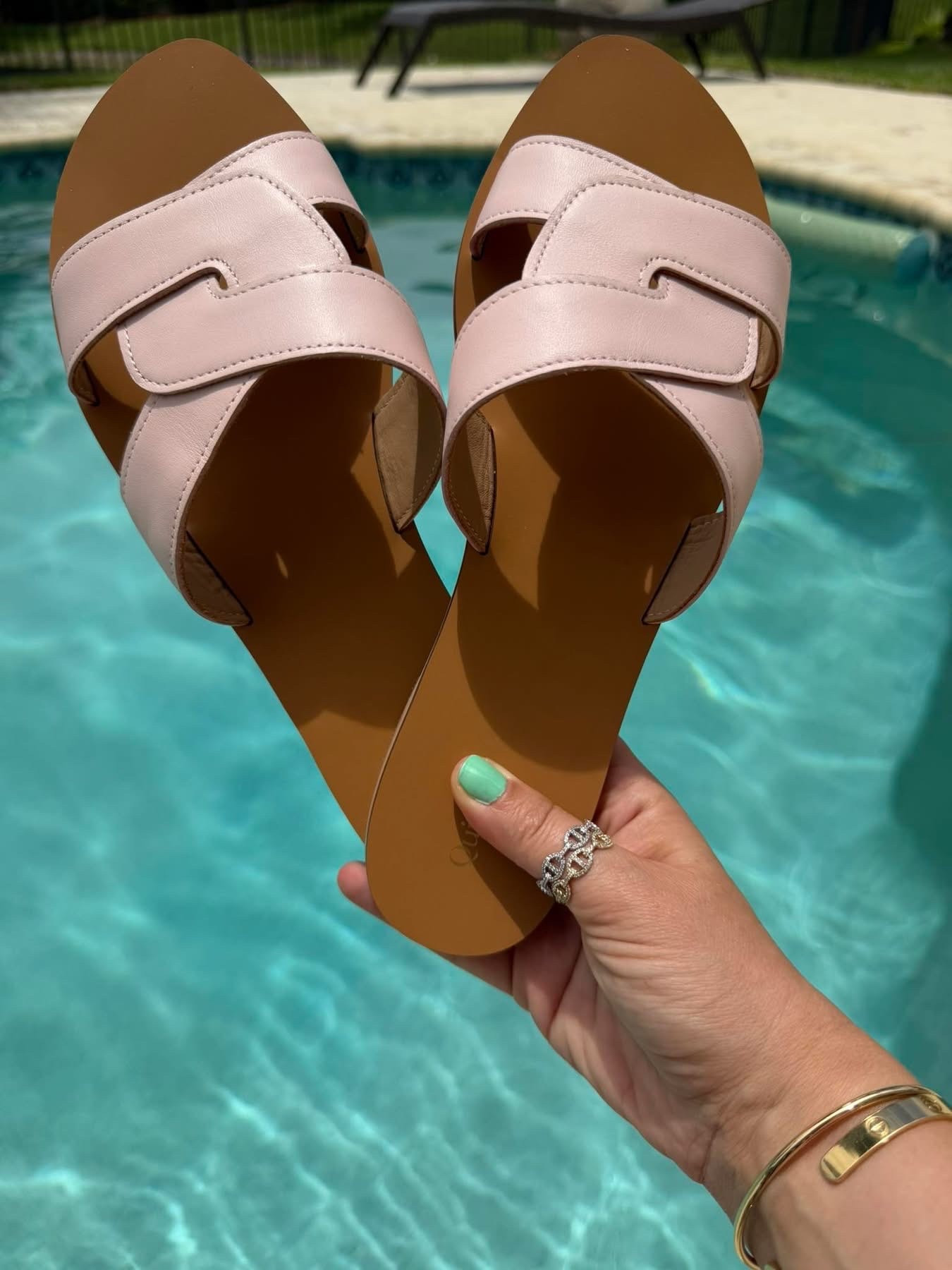 Quince never disappoints ❤️

Italian leather sandals for only $62 — soft, comfy, and so lightweight you barely feel them on your feet.

Shop here 👉 https://bit.ly/4fvTsXq

#LTKootd #LTKmomlife #LTKSaleAlert