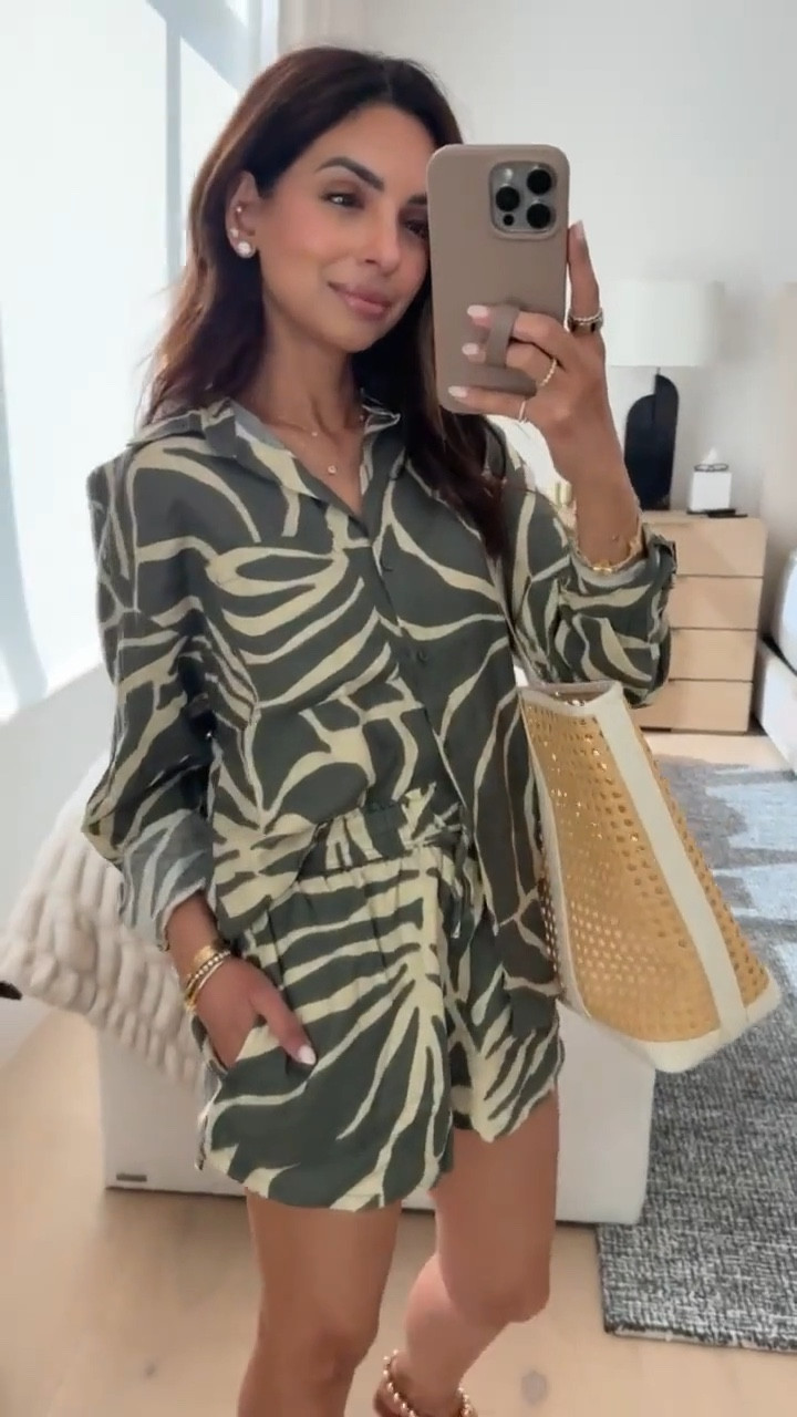 Close up on this resort wear button down and shorts set 🌴 I love this for an everyday look while on vacation. Paired with neutral sandals and my monogrammed beach bag!