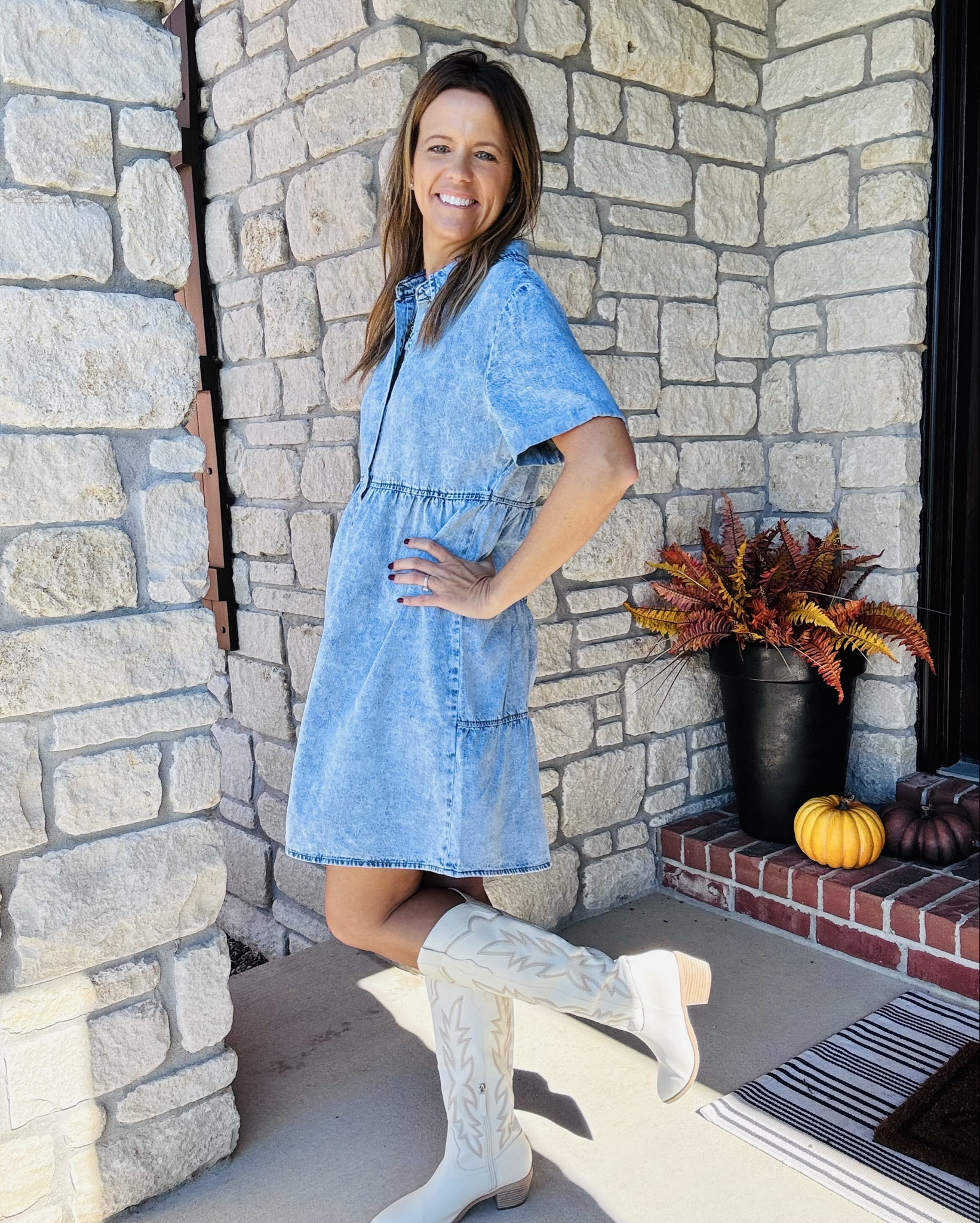 Denim and boots… a fall favorite combo 🤍
This Grapent denim dress is such an easy throw-on-and-go piece — comfy, flattering, and perfect for weekend fun.
I paired it with these white western boots to give it that classic, effortless look that never goes out of style.

#DenimDress #grapentfashion  #grapentjeans #grapentstyle 

#LTKFindsUnder50 #LTKStyleTip #LTKOver40