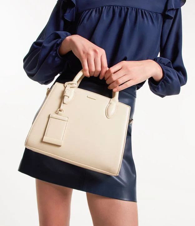 Bolsa Satchel com Pendente e Alça de Gorgurão Bege | Renner (BR)