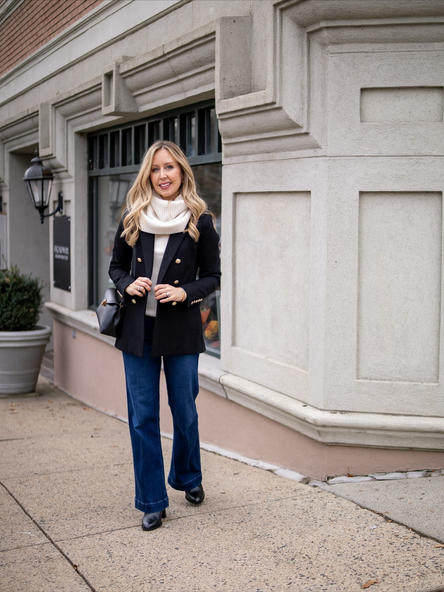 I went through my closet to see what I truly rely on in winter… and it turns out there are only 10 pieces I reach for again and again.
Sharing the full breakdown on the blog- thefashionhousemom.com (Link in profile)

This blazer and wide leg jeans is just one of the outfit formulas I rely on. 
