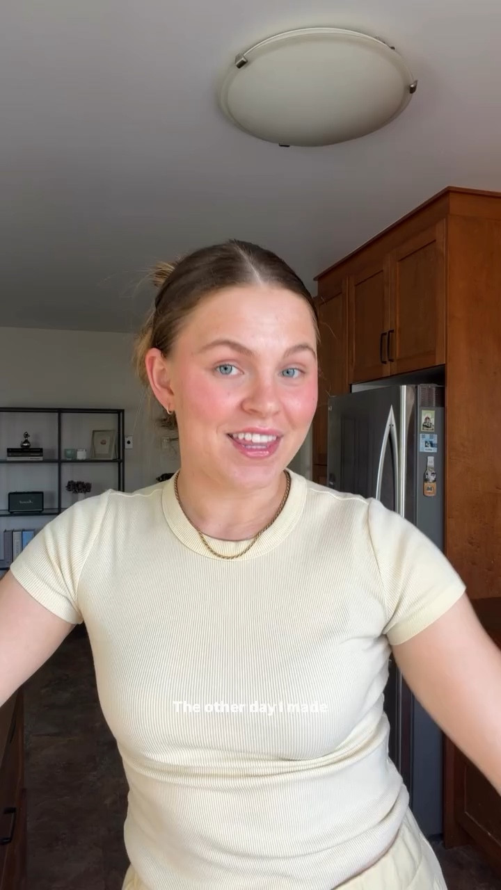 we are back & we made some improvements !!!! 🍑🍋🥂
Sauvignon Blanc 
Ginger ale 
Frozen peaches (blended this time)
Lemon 

#cocktailswithcass #summercocktail #cocktailrecipe #springdiarieswithcass